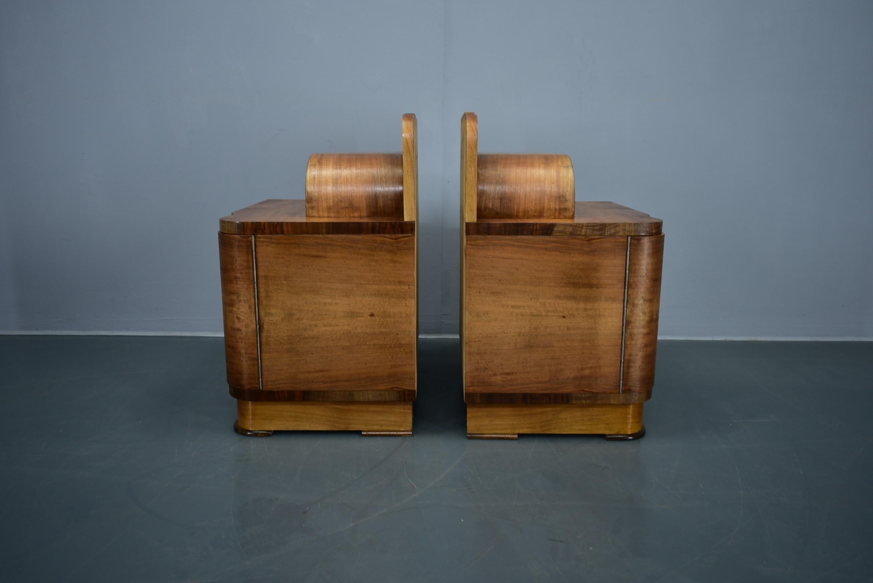 Tables de nuit Art déco des années 1930 en finition noyer, Tchécoslovaquie en vente 2
