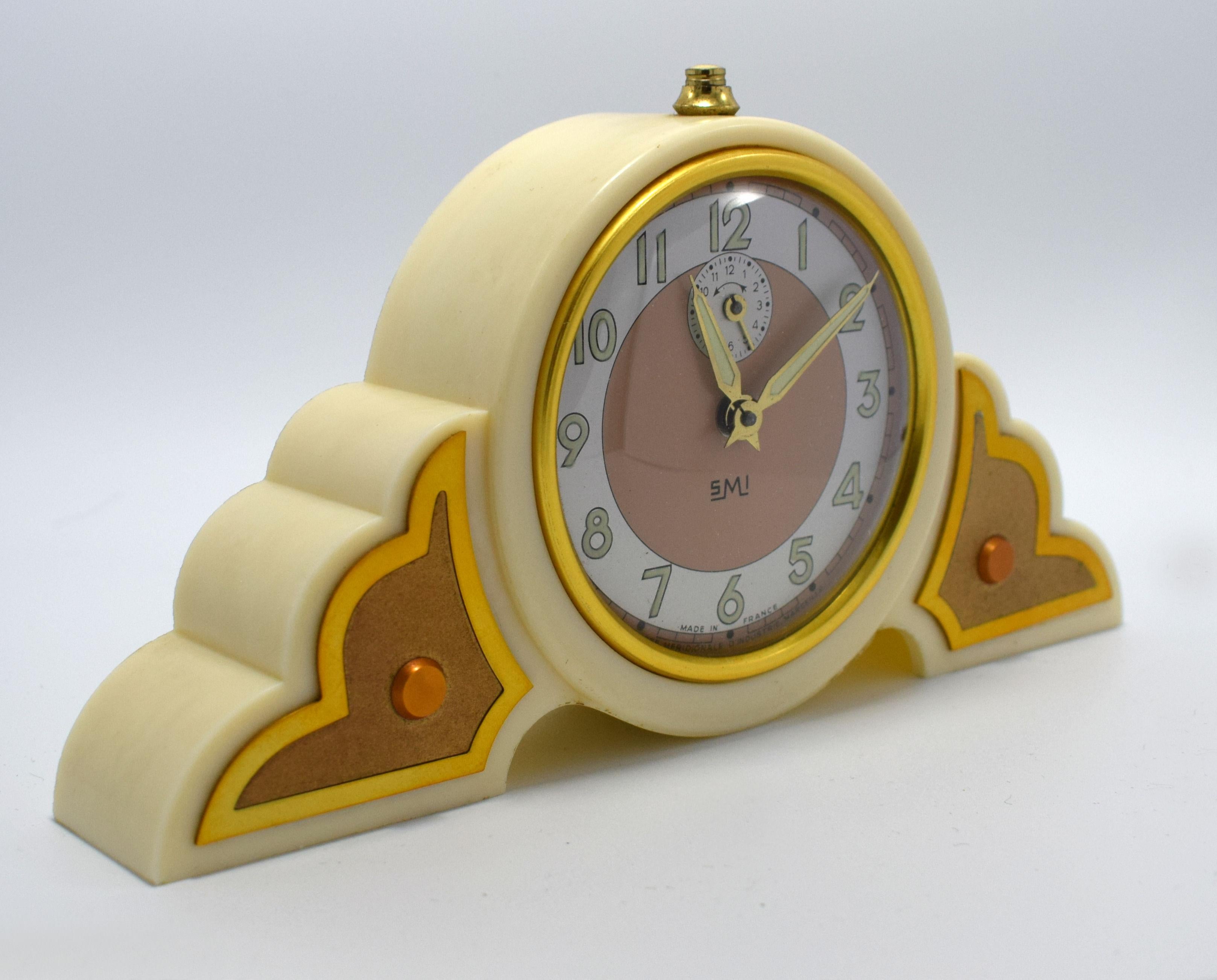 Very attractive 1930s Art Deco Ivory colored bakelite clock. Originating from France and made by SMI this wonderful clock is the epitome of Art Deco with its fabulous cloud shaped case. The clock works well and keeps good time as does the
