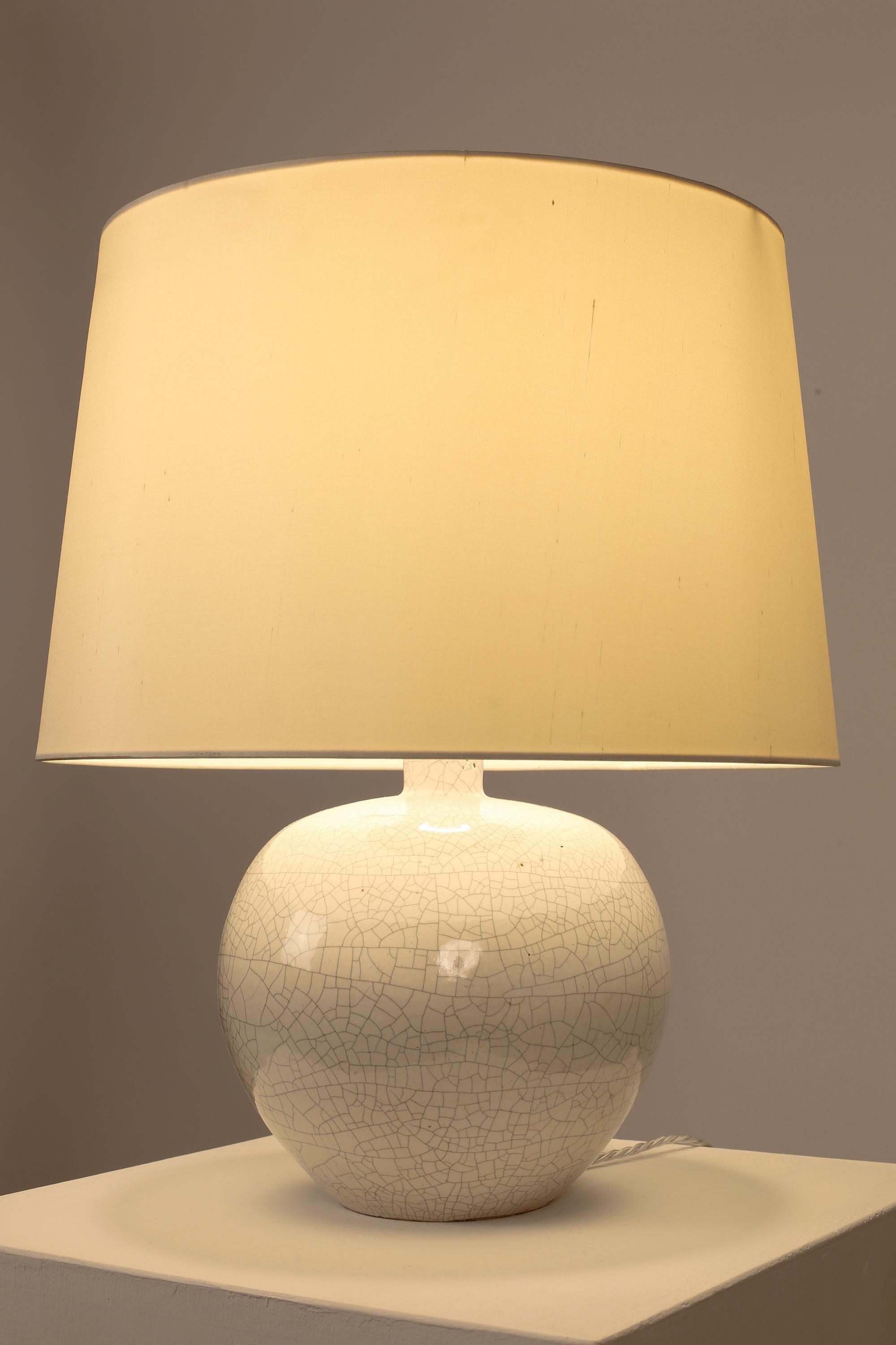 Français Lampe de table Art Deco Off-White à l'émail craquelé des années 1930 en vente