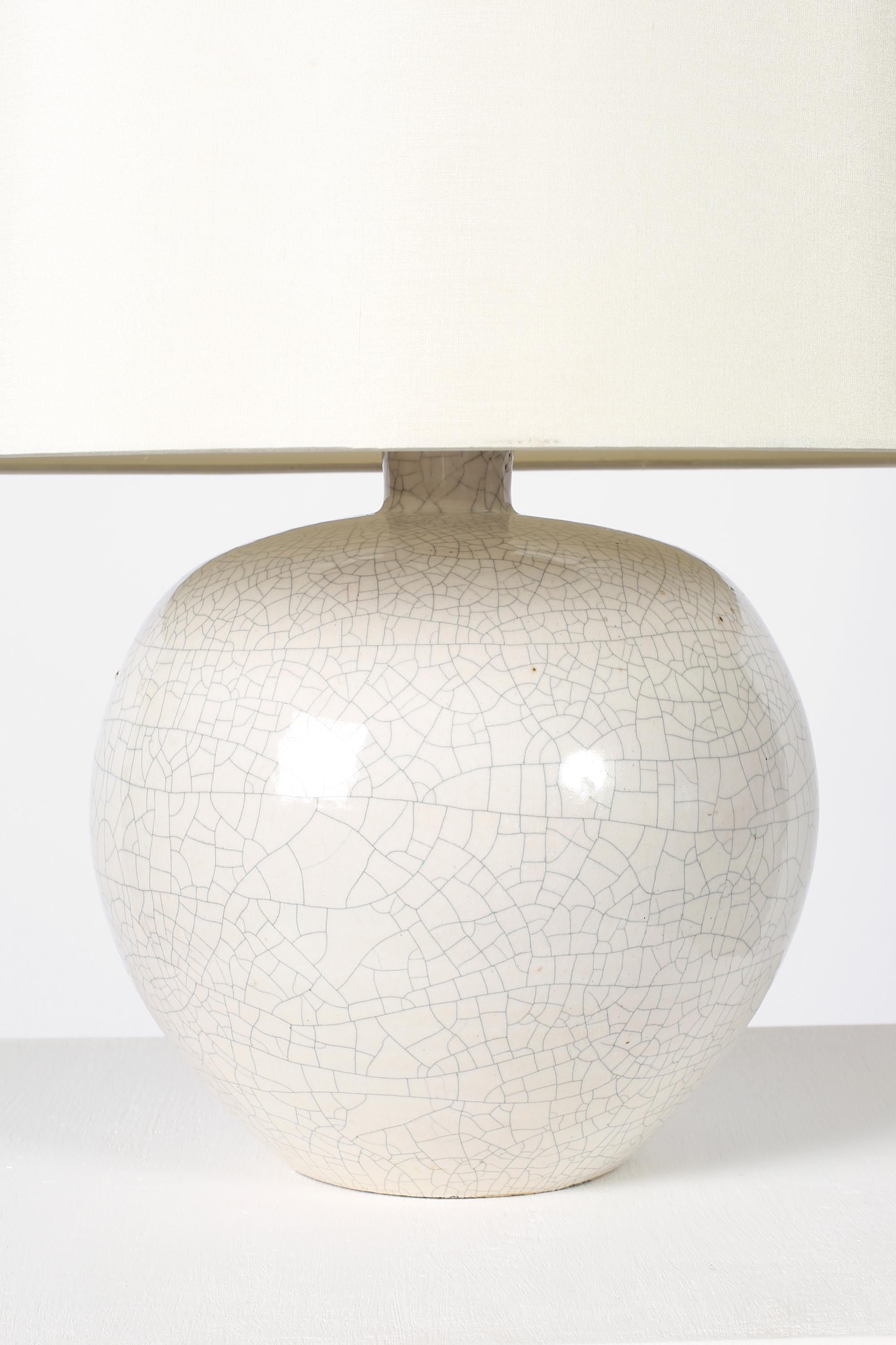 20ième siècle Lampe de table Art Deco Off-White à l'émail craquelé des années 1930 en vente