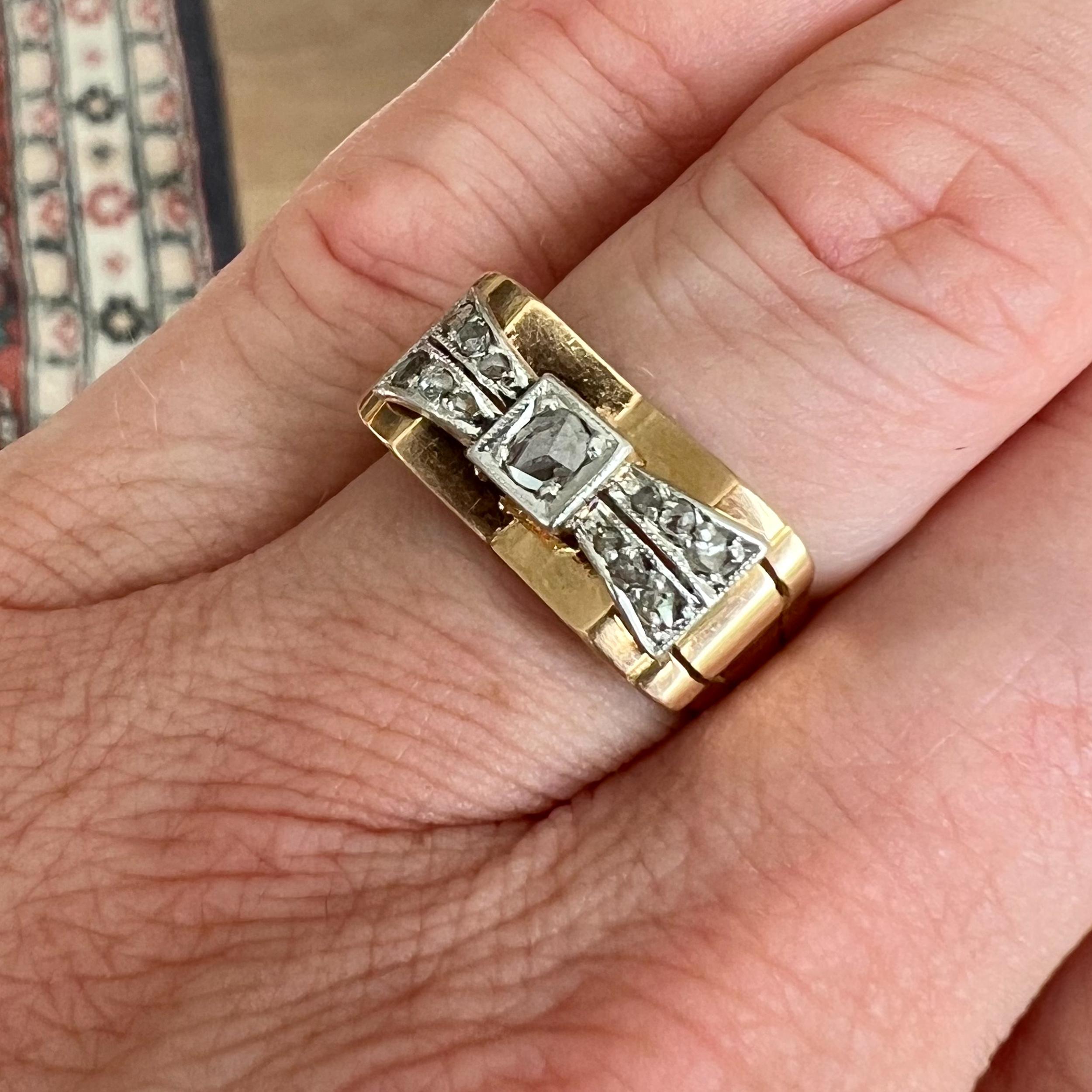 Ein prächtiger Ring aus 18 Karat Gold und Platin mit einem Diamanten im Altschliff. Der Ring stammt aus den 1930er Jahren und ist mit schönen klaren Diamanten im Altschliff in einer Platinschleifenfassung besetzt. Die Hauptfassung des Rings ist aus