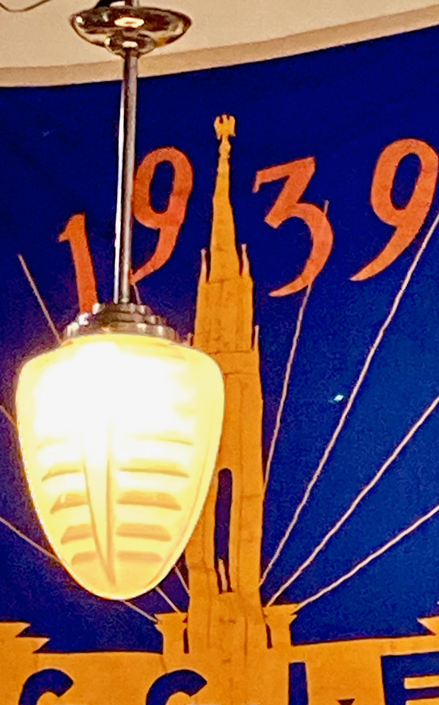 1930er Art Deco Opalglas Torpedo Wolkenkratzer Deckenleuchte Lampe (Art déco)