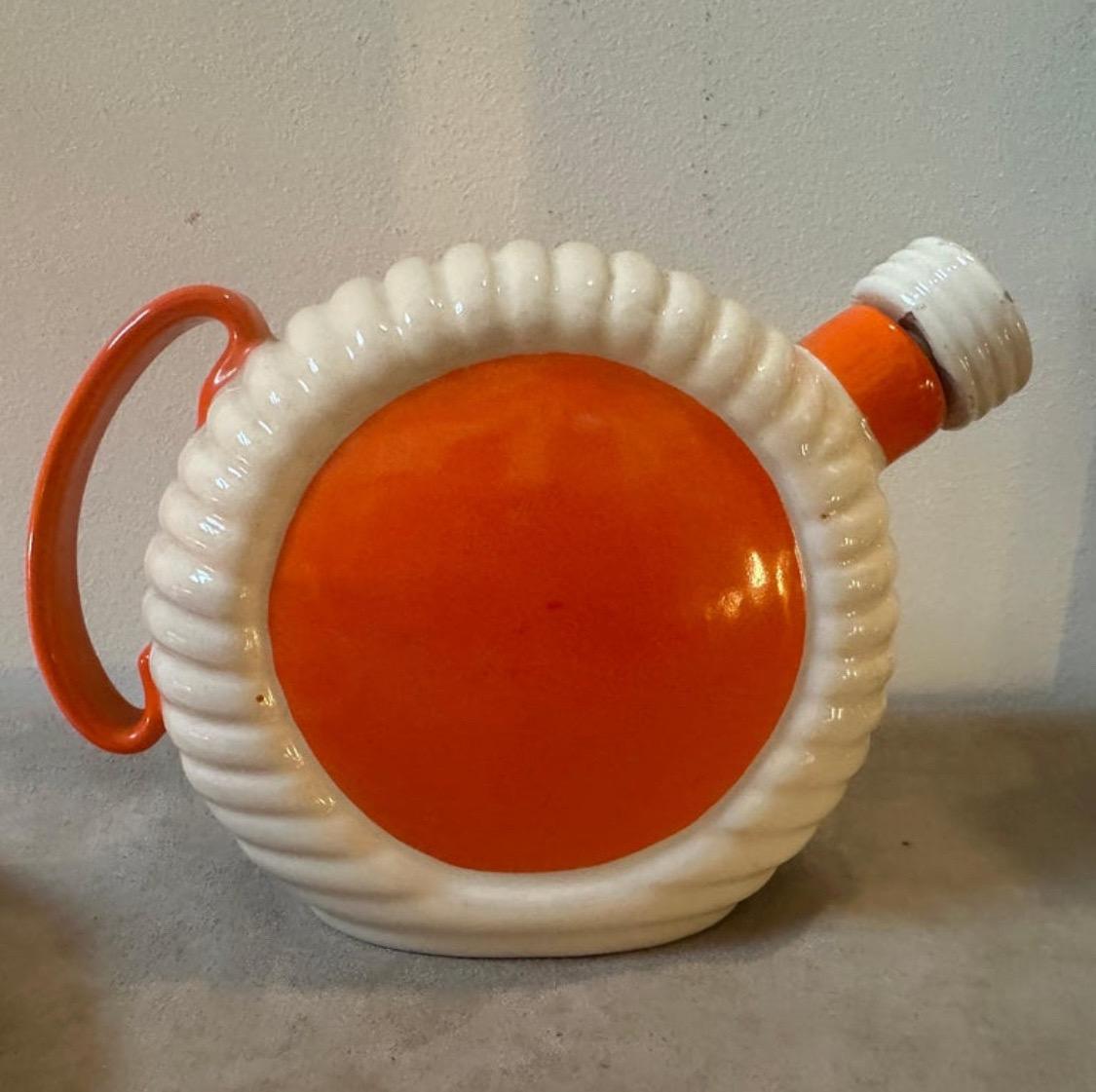 Un set da liquore in ceramica disegnato e prodotto negli anni Trenta da Rometti Umbertide, in buone condizioni generali con normali segni d'uso e d'età, è firmato sul fondo Rometti Ceramics Umbertide.
Questo set di rosoli mette in mostra le