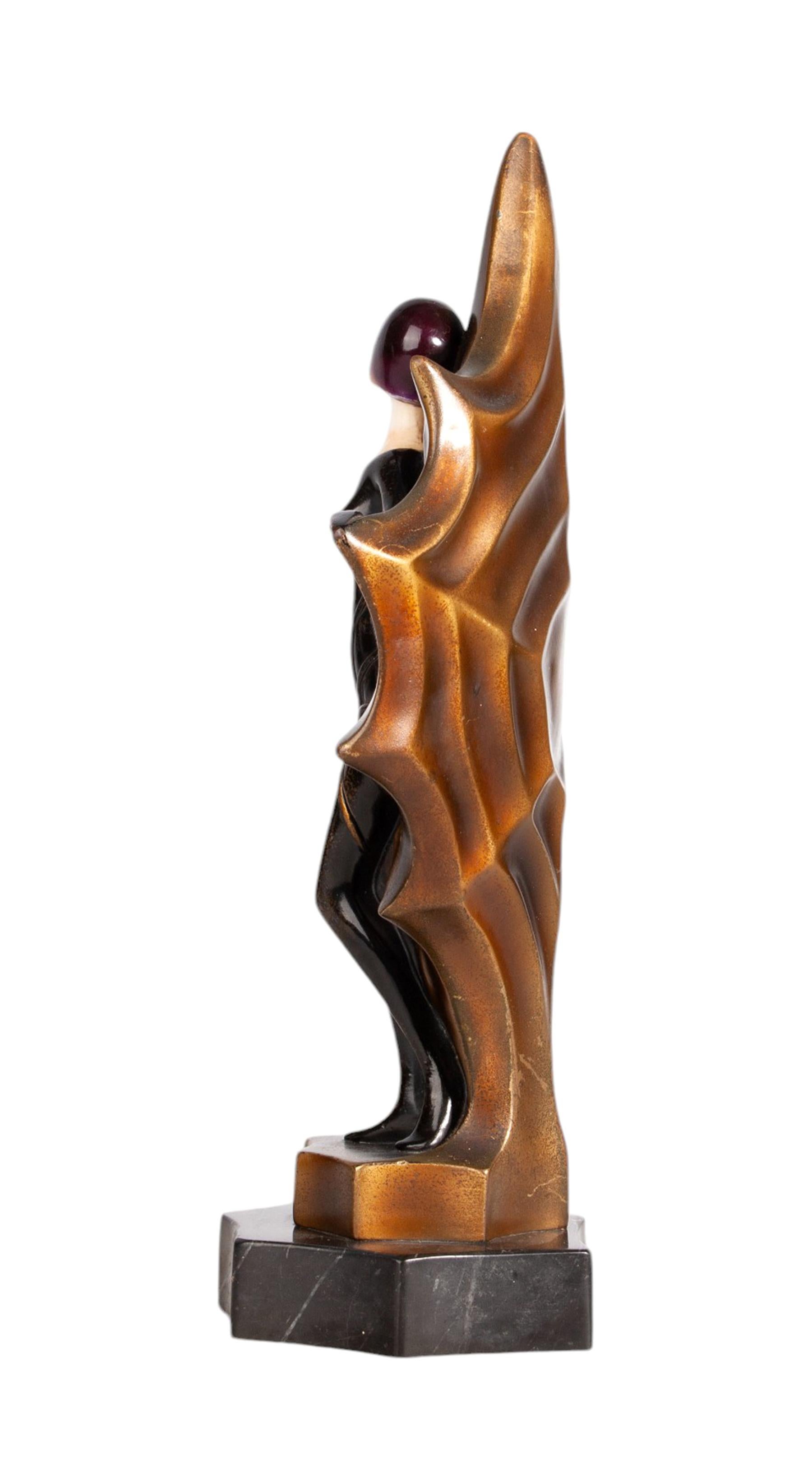 Escultura de mujer criselefantina pintada Art Déco de los años 30 por Roland Paris, Francia en Bueno estado para la venta en North Miami, FL