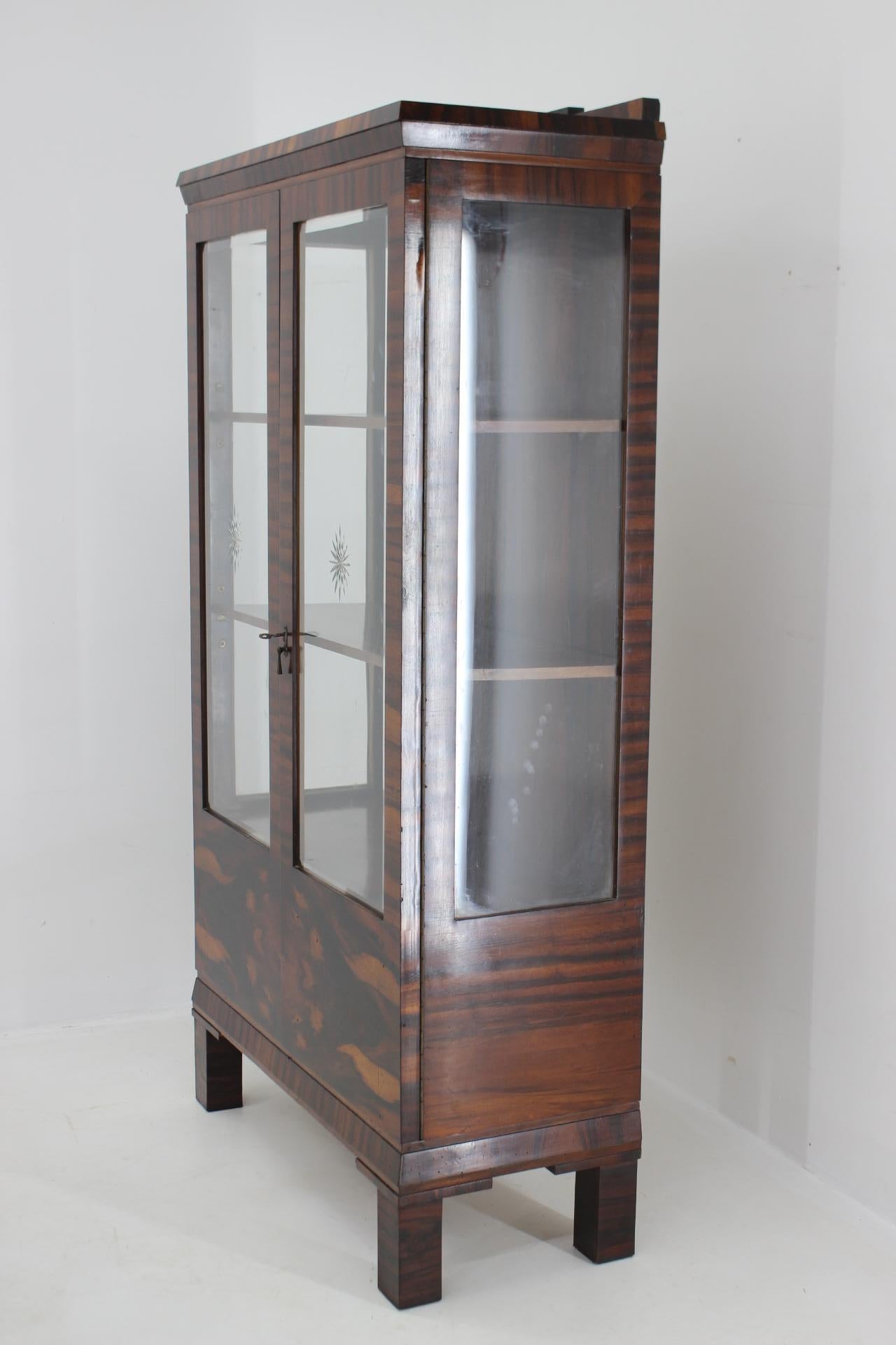 1930s Art Deco Palisander and Glass Cabinet, Czechoslovakia In Good Condition For Sale In Praha, CZ
