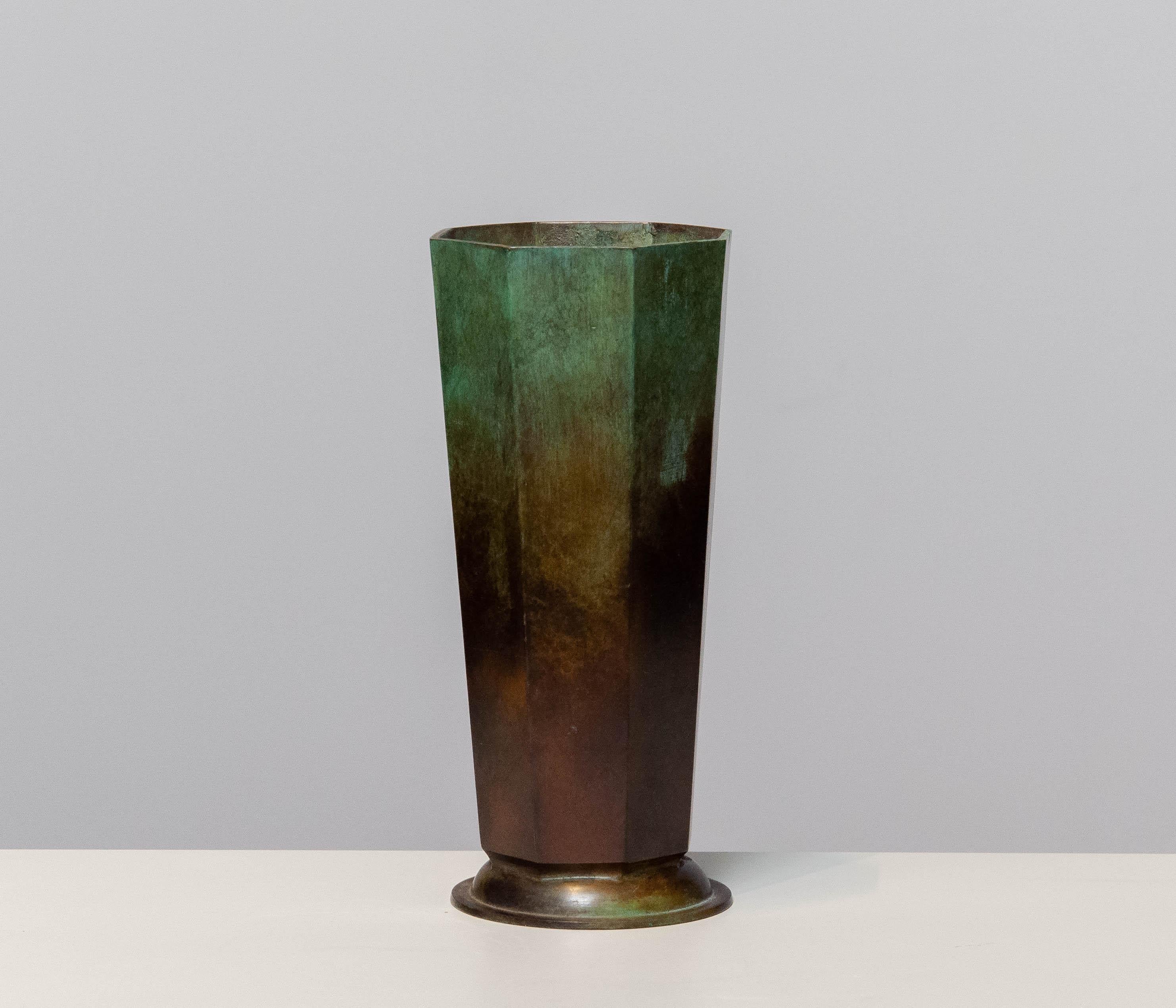 Beautiful 1930's Art Deco cast bronze patinated vase / vessel made by G.A.B. Guldsmedsaktiebolaget Brons Sweden in allover perfect condition.
The beautiful patina true the years as well as the robust shape gives this vase a absolute exclusive and