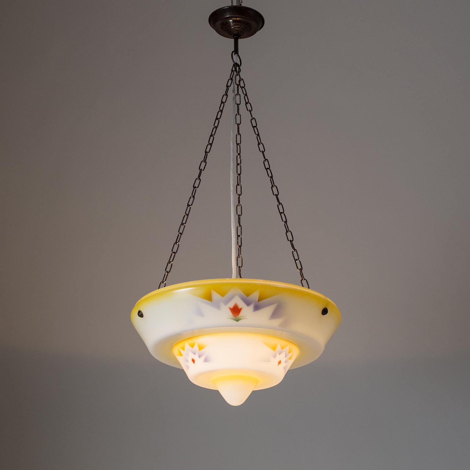 Émaillé Lampe à suspension Art Déco des années 1930, verre émaillé et laiton en vente