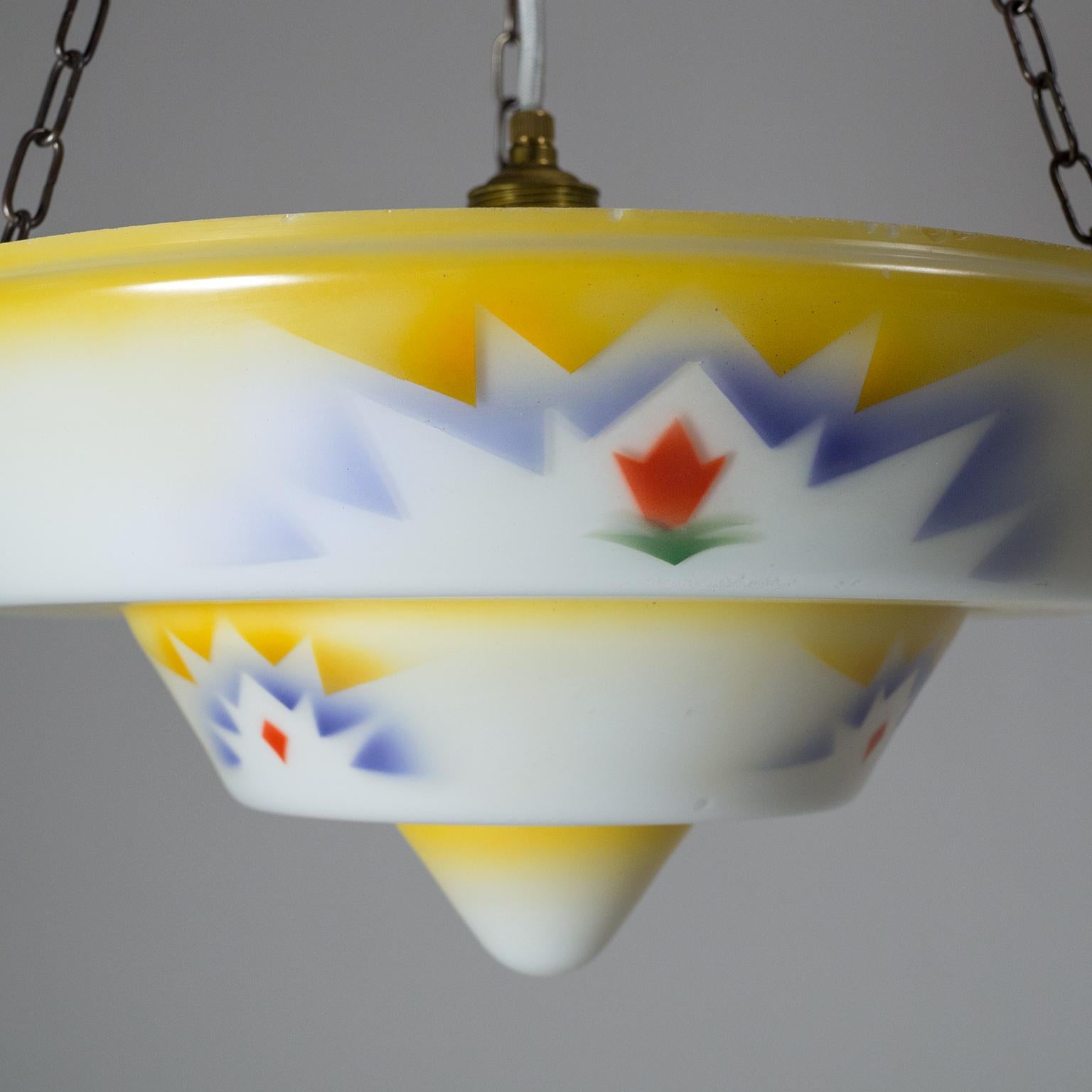 Milieu du XXe siècle Lampe à suspension Art Déco des années 1930, verre émaillé et laiton en vente