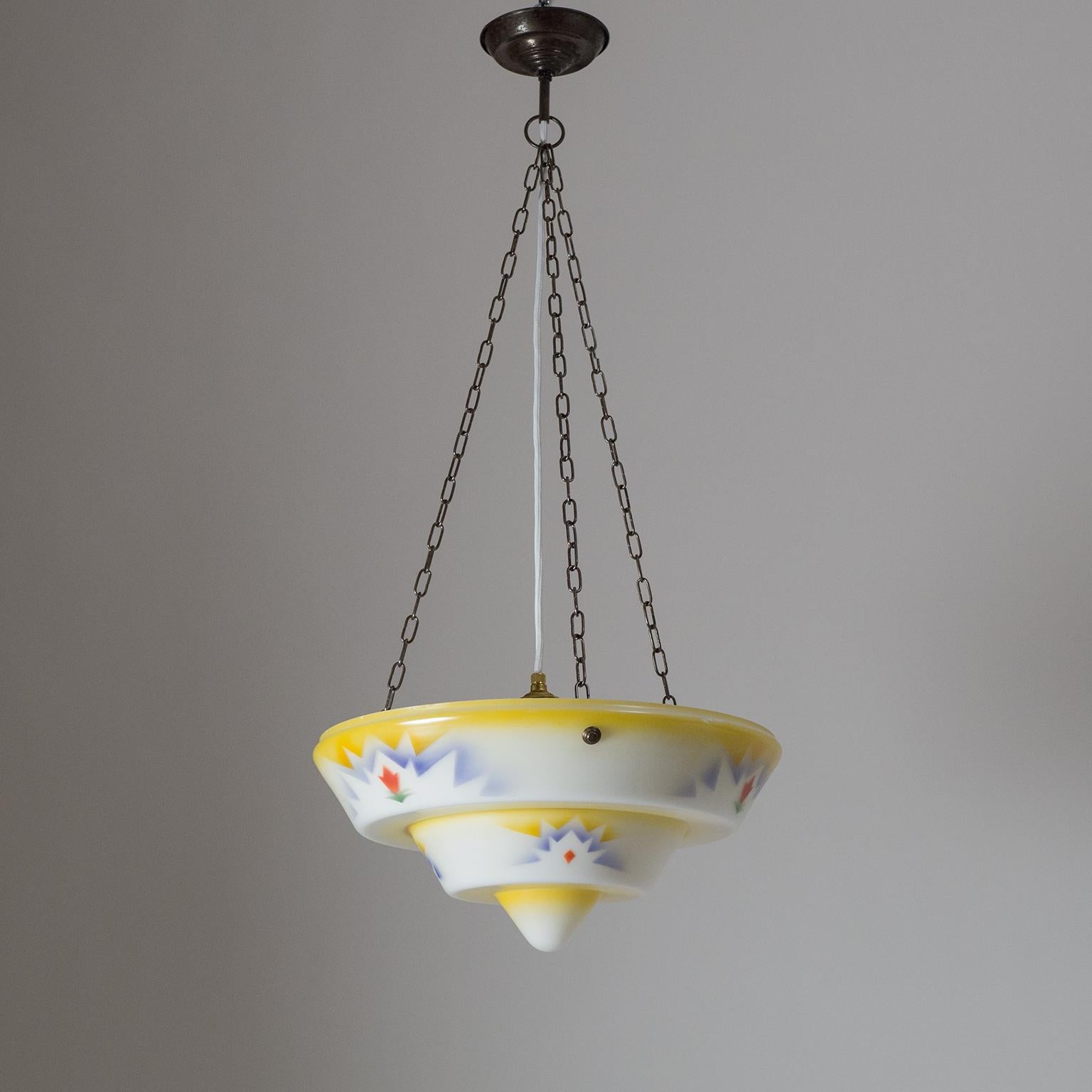 Laiton Lampe à suspension Art Déco des années 1930, verre émaillé et laiton en vente