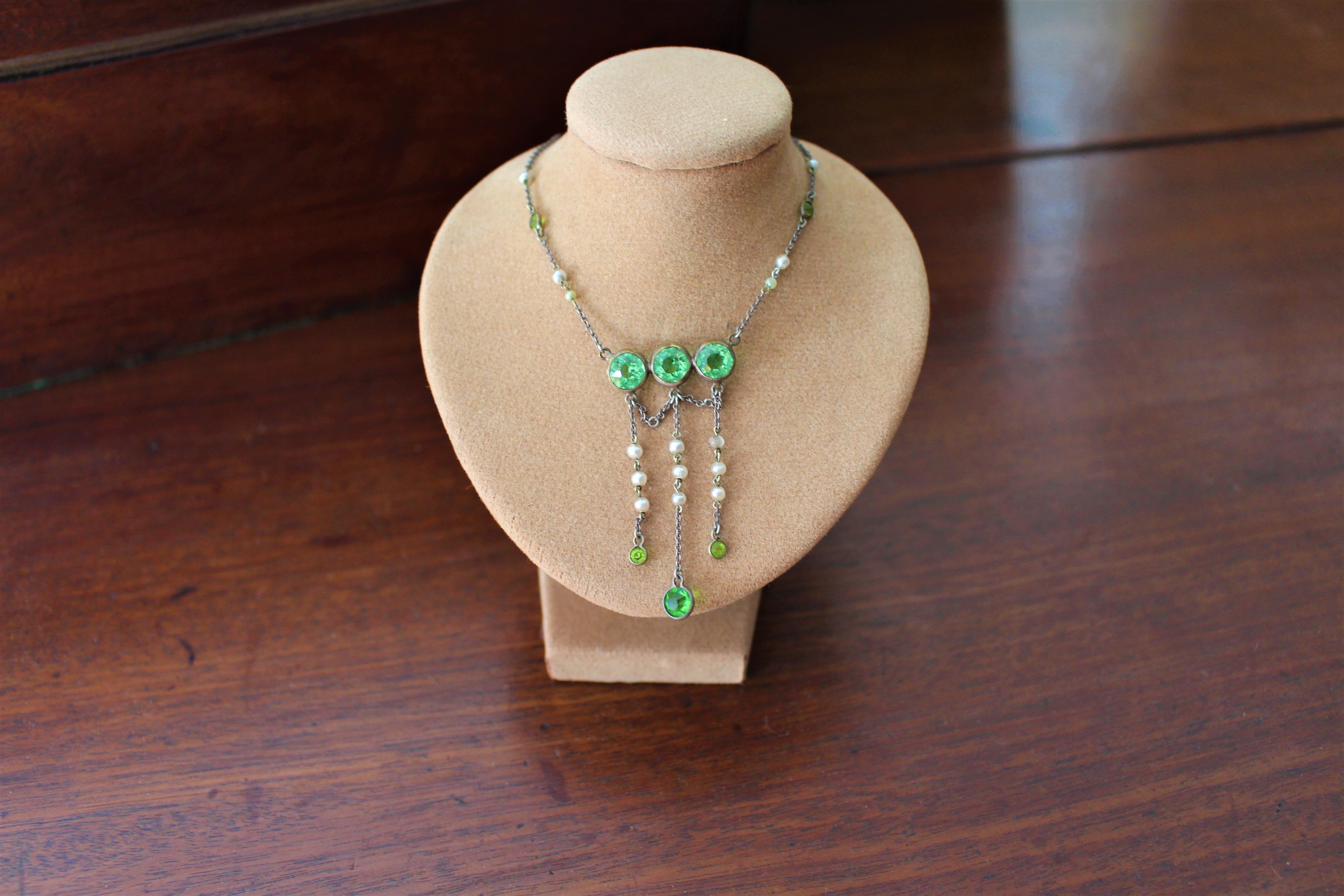 1930s Art Deco Peridot Pearl Gem Stone Pendant Lavaliere Necklace Sautoir Chain In Good Condition For Sale In Dorking, Surrey