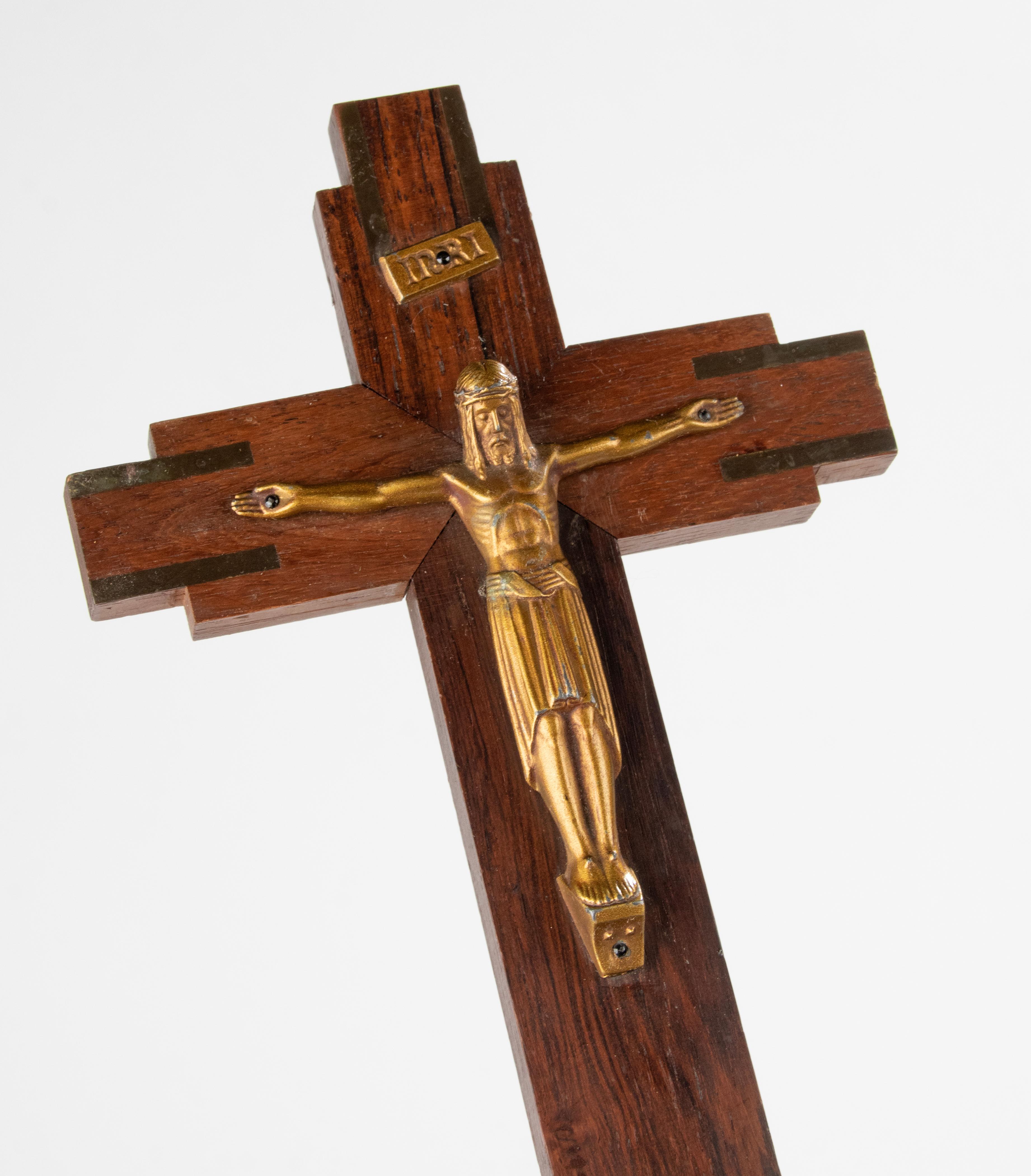 Crucifix Jesus Christus auf Holzkreuz, Art déco-Periode der 1930er Jahre (Handgefertigt) im Angebot