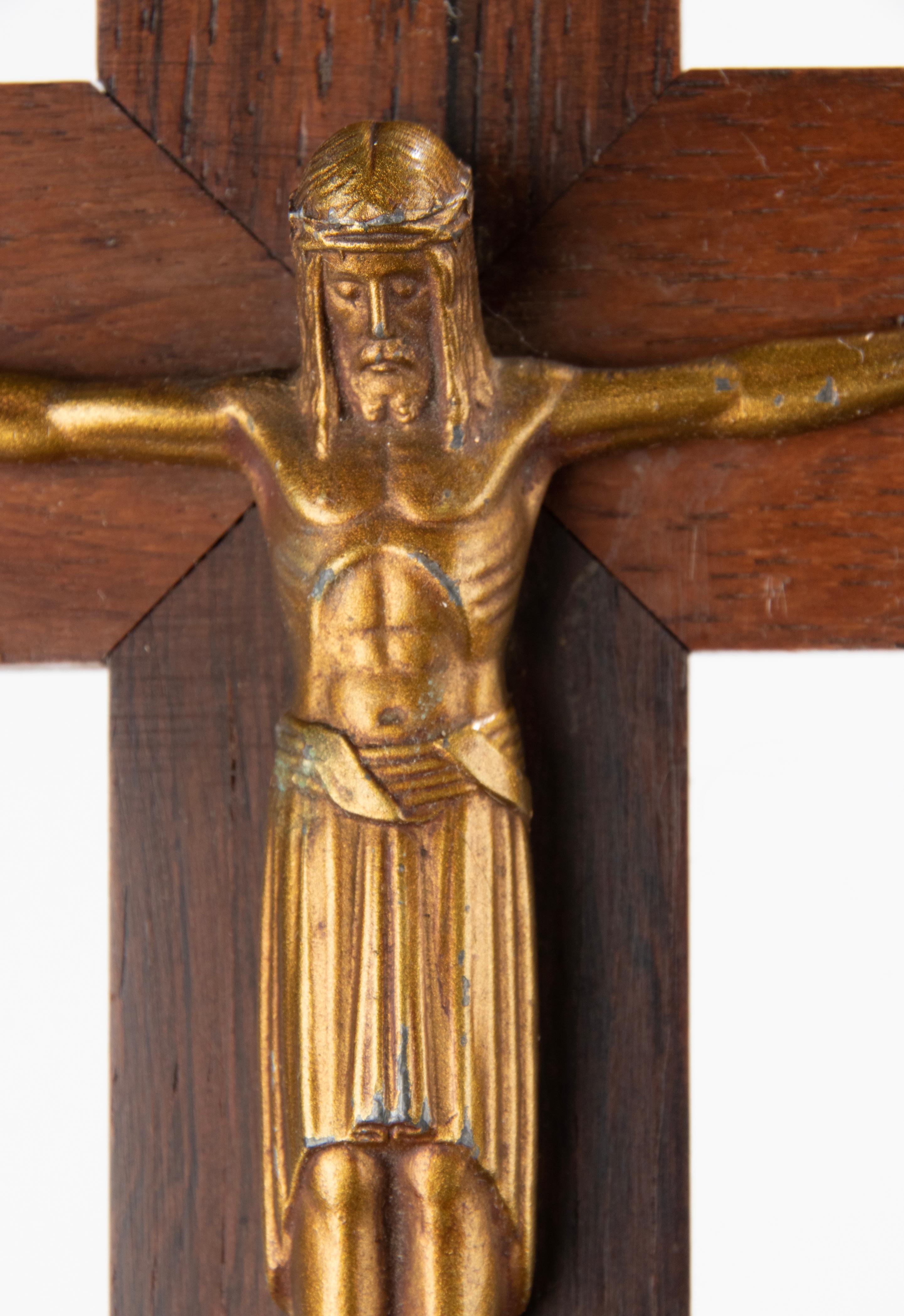 Crucifix Jesus Christus auf Holzkreuz, Art déco-Periode der 1930er Jahre im Zustand „Gut“ im Angebot in Casteren, Noord-Brabant