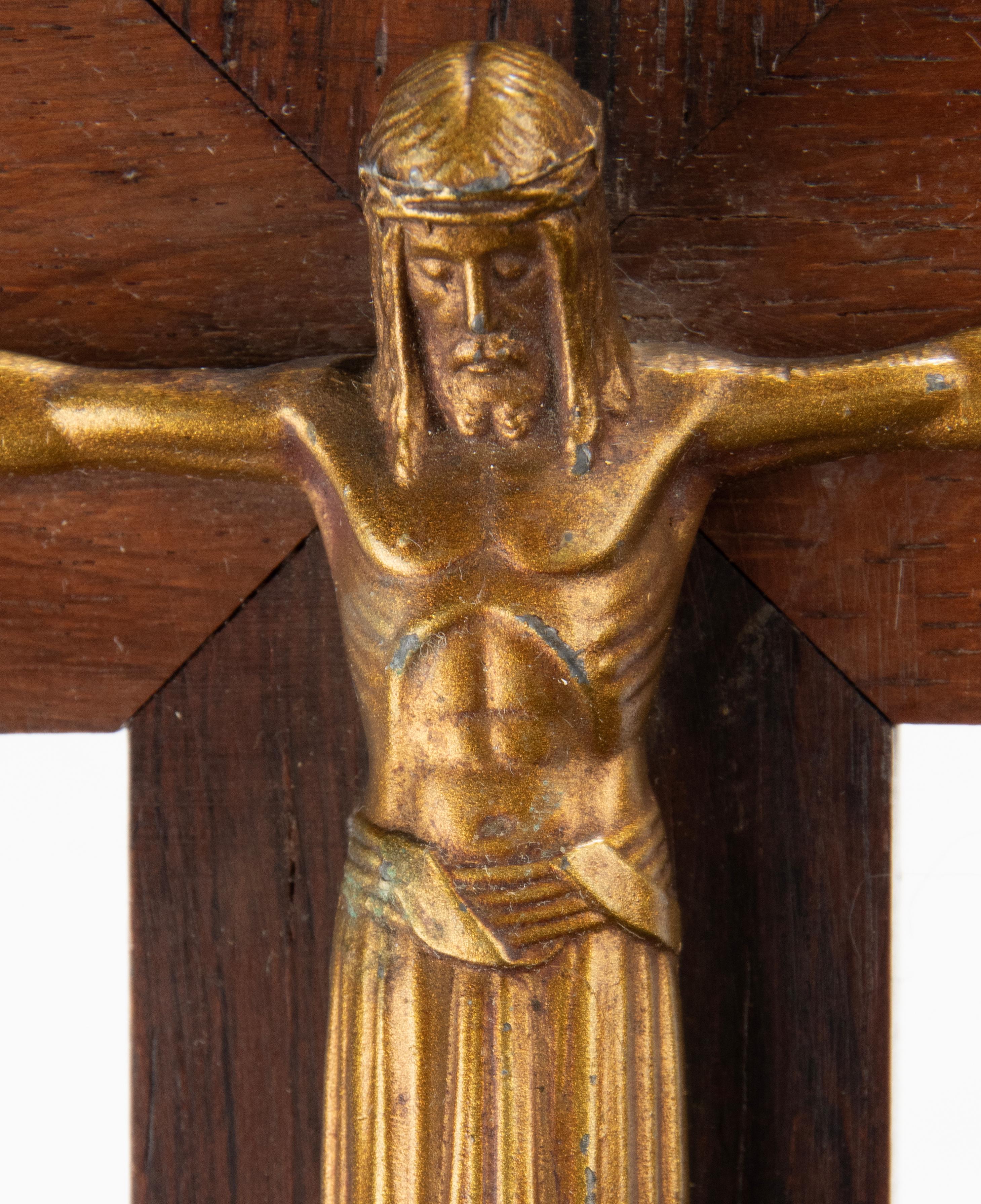 Crucifix Jesus Christus auf Holzkreuz, Art déco-Periode der 1930er Jahre im Angebot 1