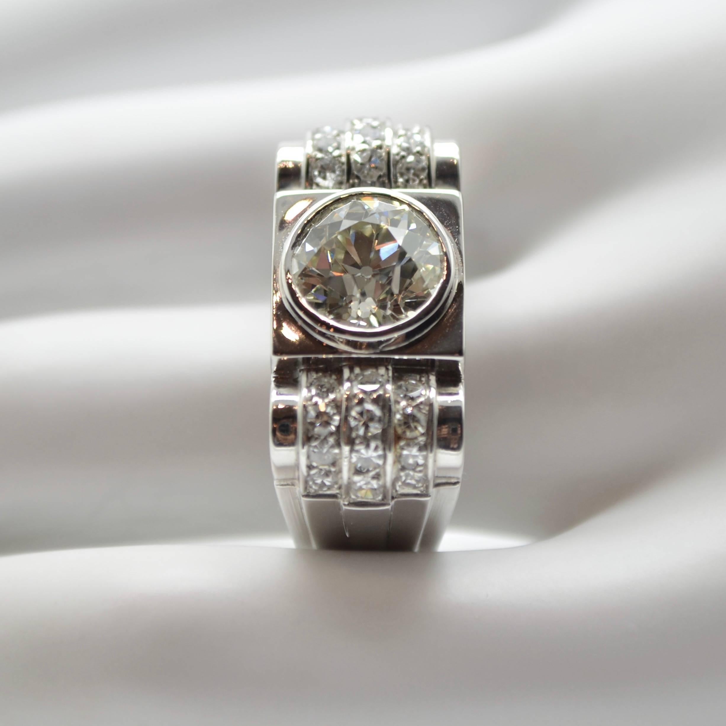 1930s Art-Deco Platinum 2.30 Carat Diamond Solitaire Engagement Ring In Excellent Condition For Sale In Paris, FR