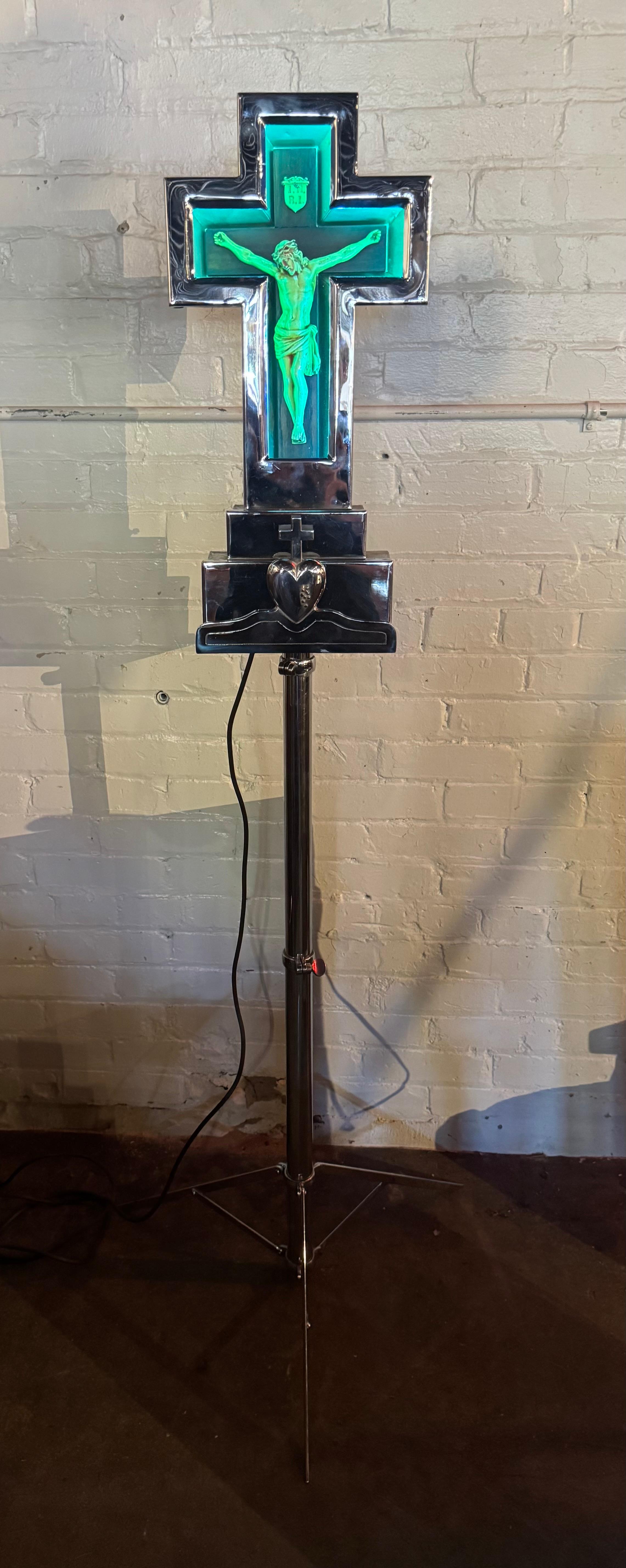 1930s Art Deco Polished Chrome and Neon Crucifix. Floor, hanging, or table-top For Sale 4