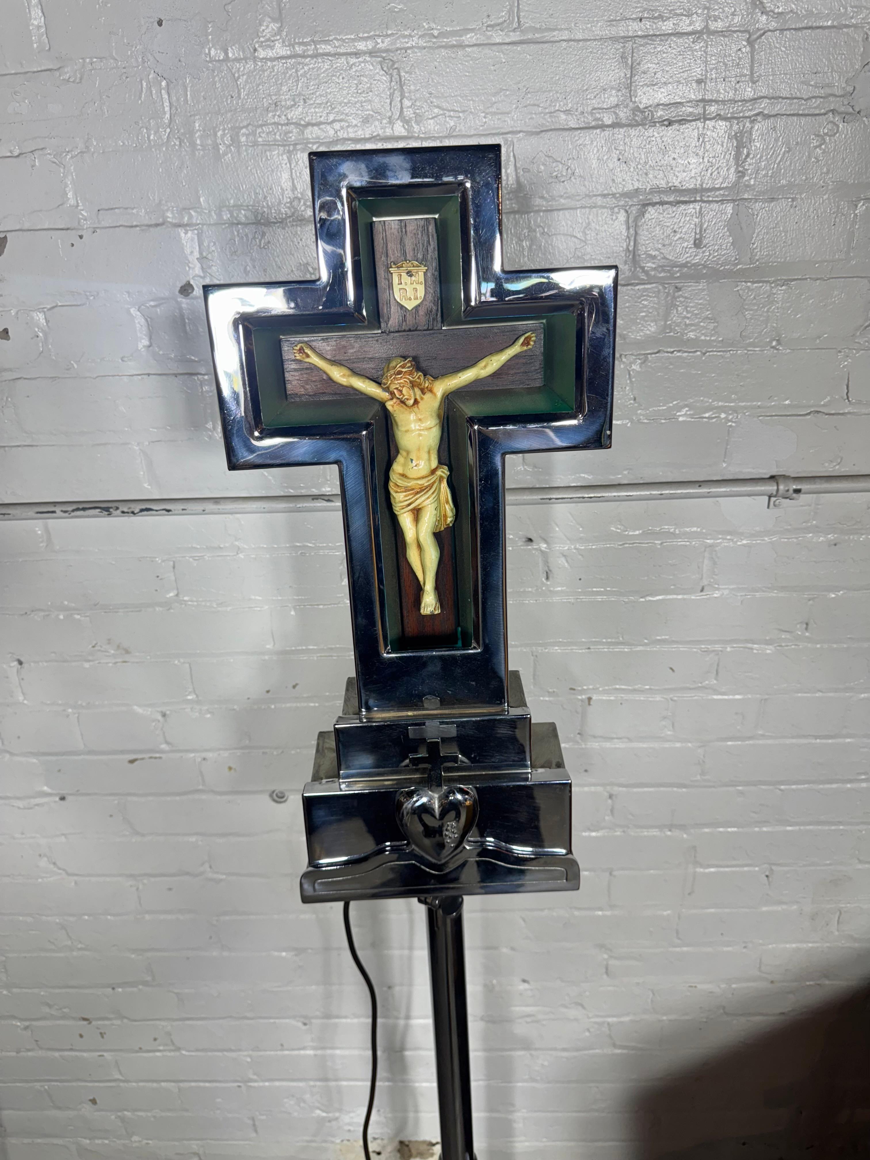1930s Art Deco Polished Chrome and Neon Crucifix. Floor, hanging, or table-top For Sale 7