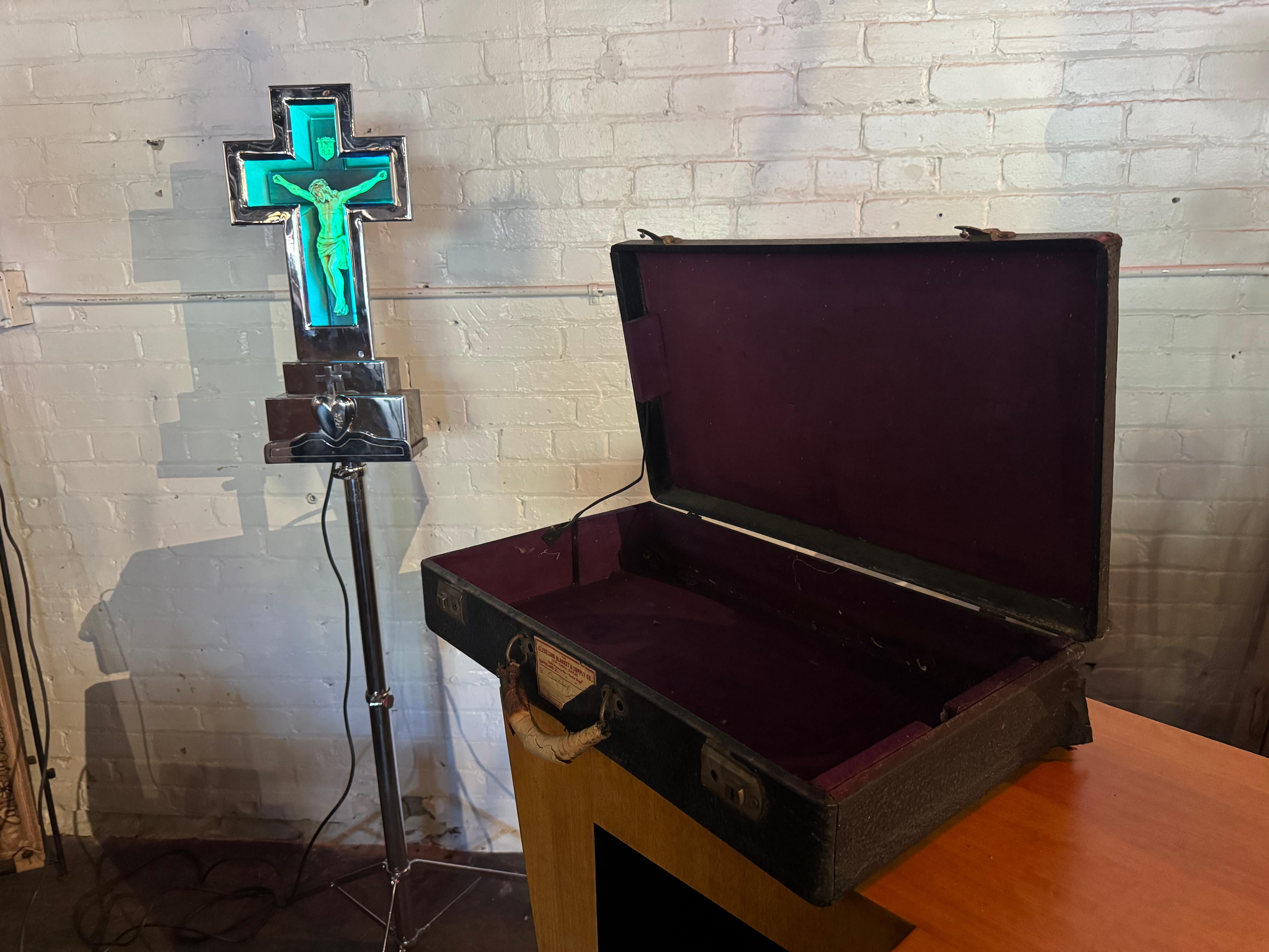 1930s Art Deco Polished Chrome and Neon Crucifix. Floor, hanging, or table-top In Good Condition For Sale In Buffalo, NY
