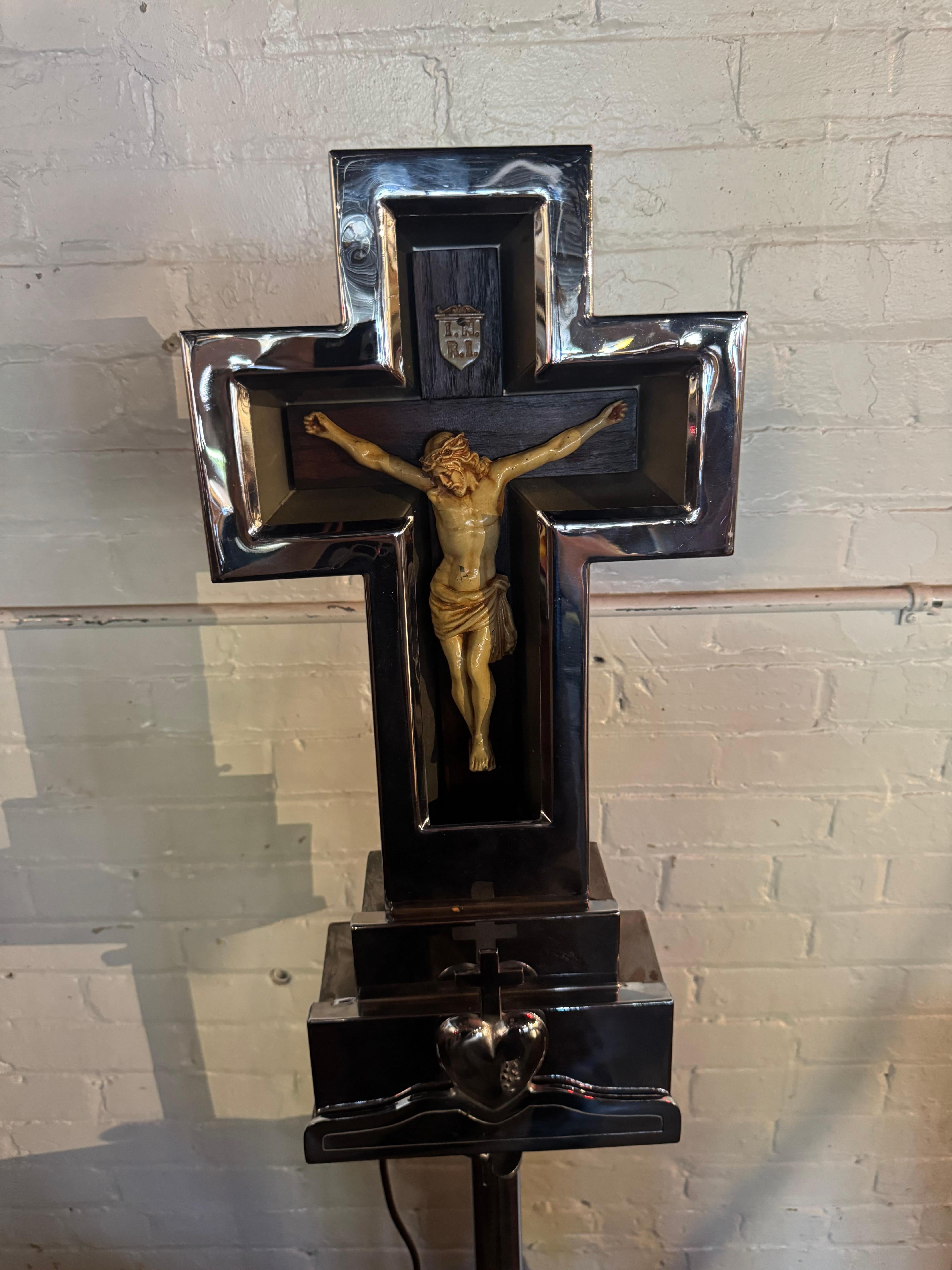 1930s Art Deco Polished Chrome and Neon Crucifix. Floor, hanging, or table-top For Sale 2