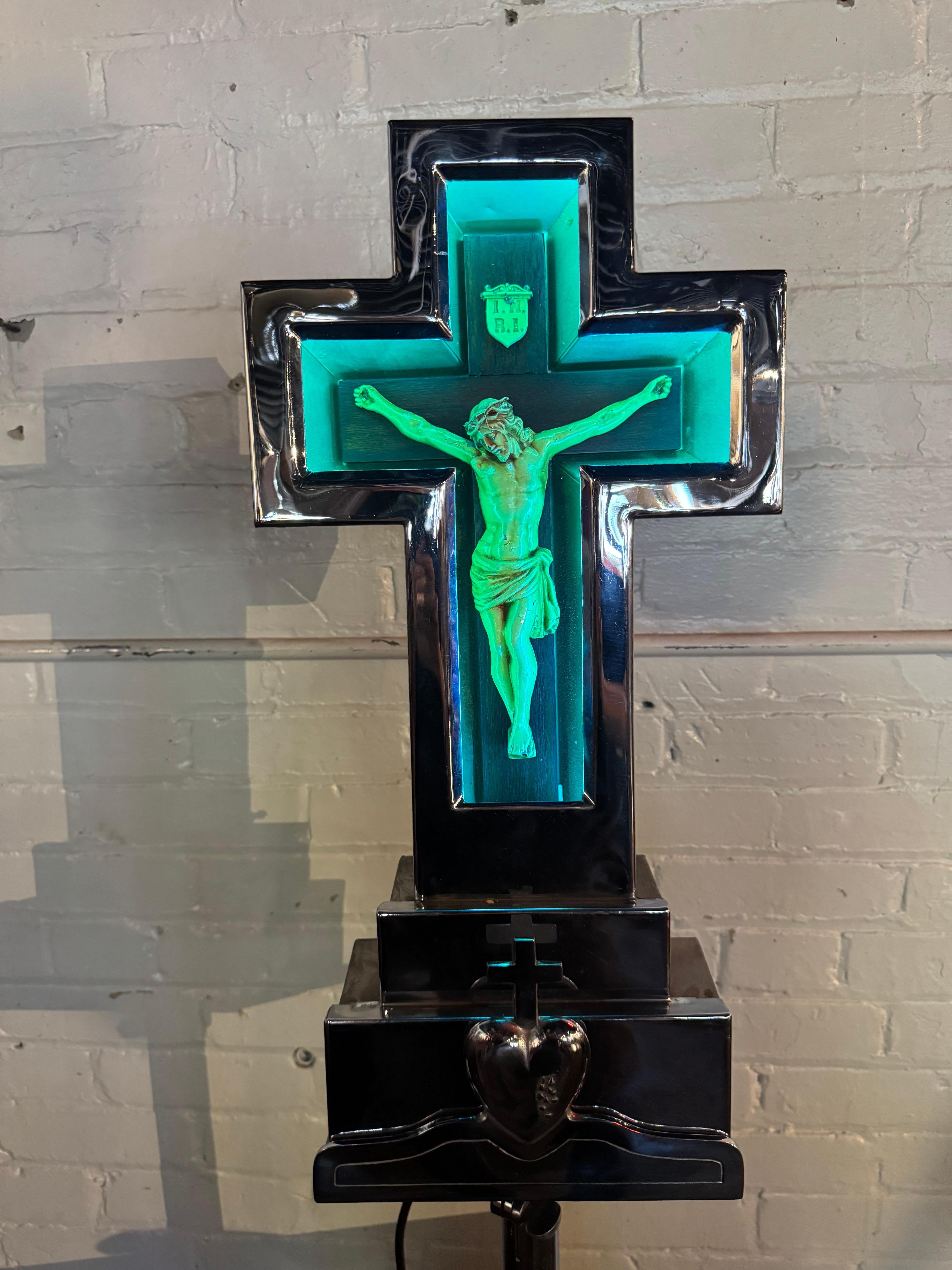 1930s Art Deco Polished Chrome and Neon Crucifix. Floor, hanging, or table-top For Sale 3