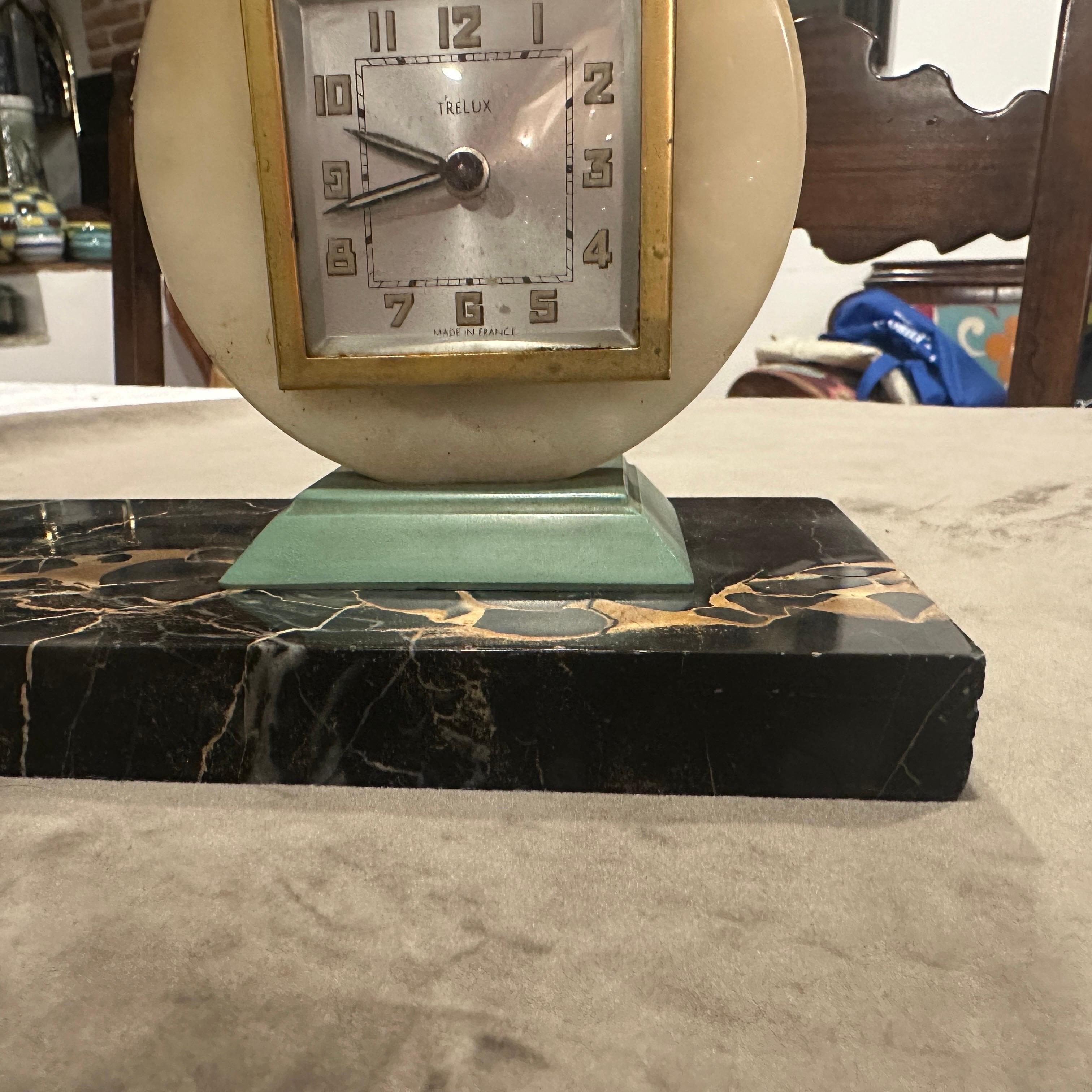 1930s  Reloj de sobremesa francés Art Déco Portoro de mármol y metal en venta 4