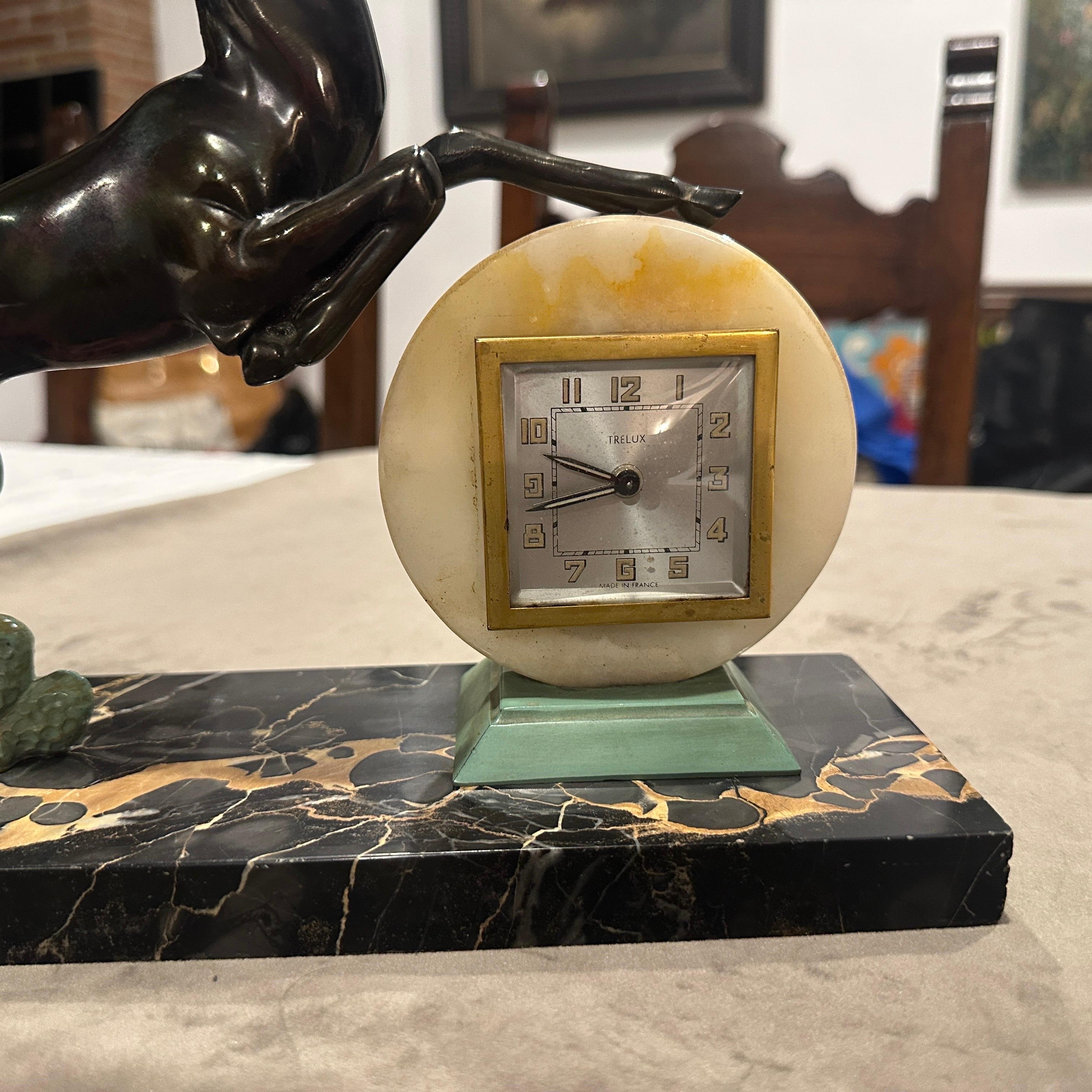 1930s  Reloj de sobremesa francés Art Déco Portoro de mármol y metal en venta 6