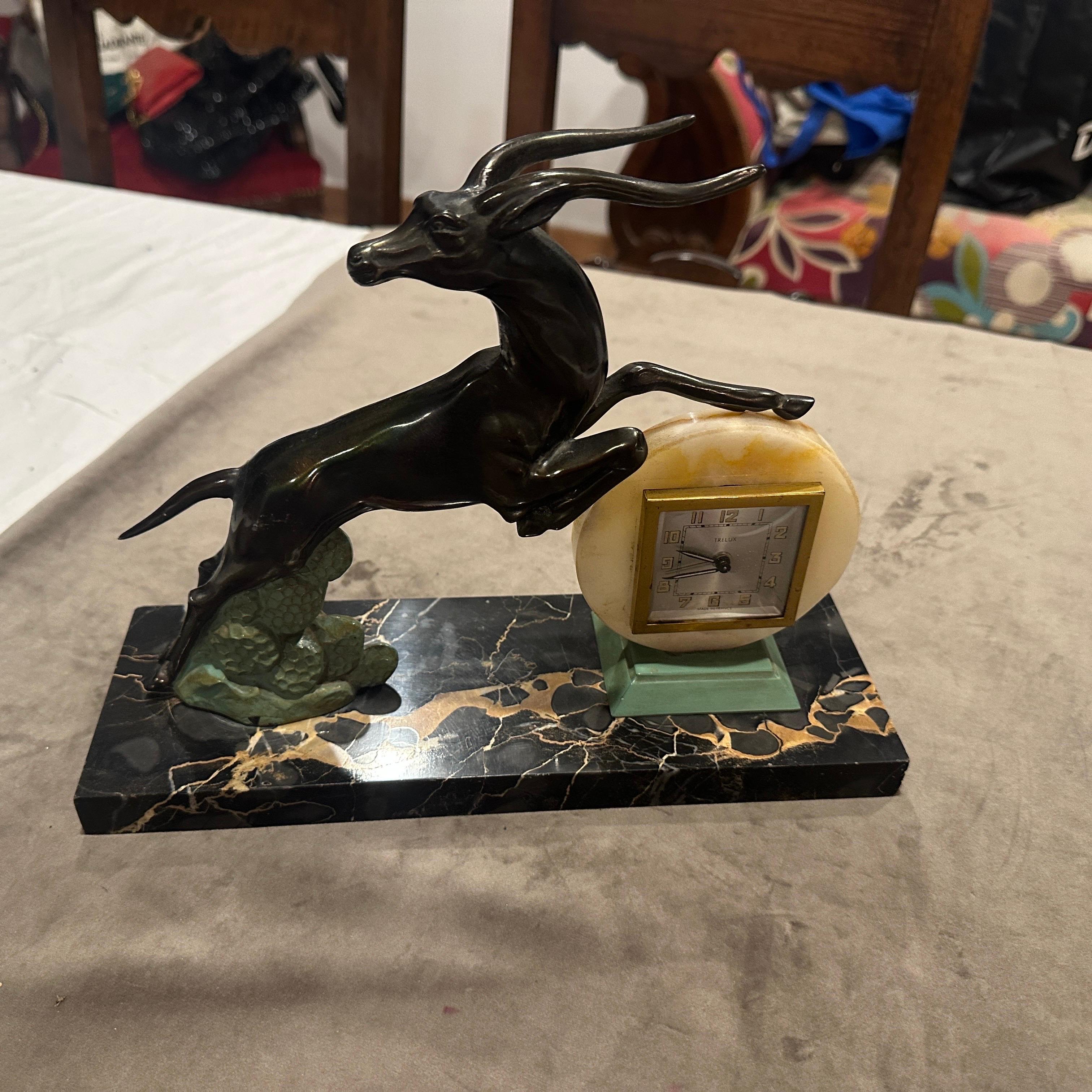 1930s  Reloj de sobremesa francés Art Déco Portoro de mármol y metal Art Decó en venta