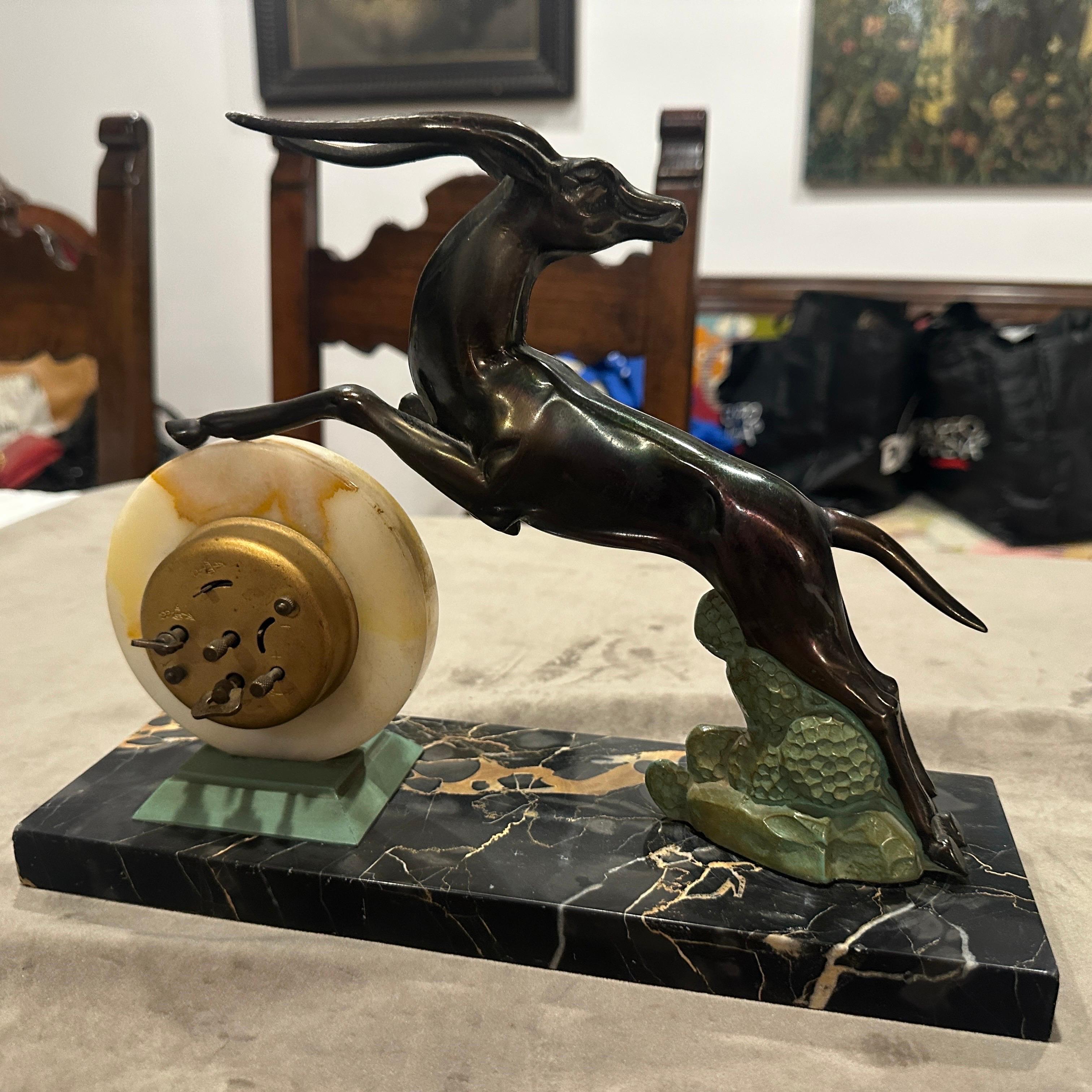 1930s  Reloj de sobremesa francés Art Déco Portoro de mármol y metal en Excelente estado para la venta en Aci Castello, IT