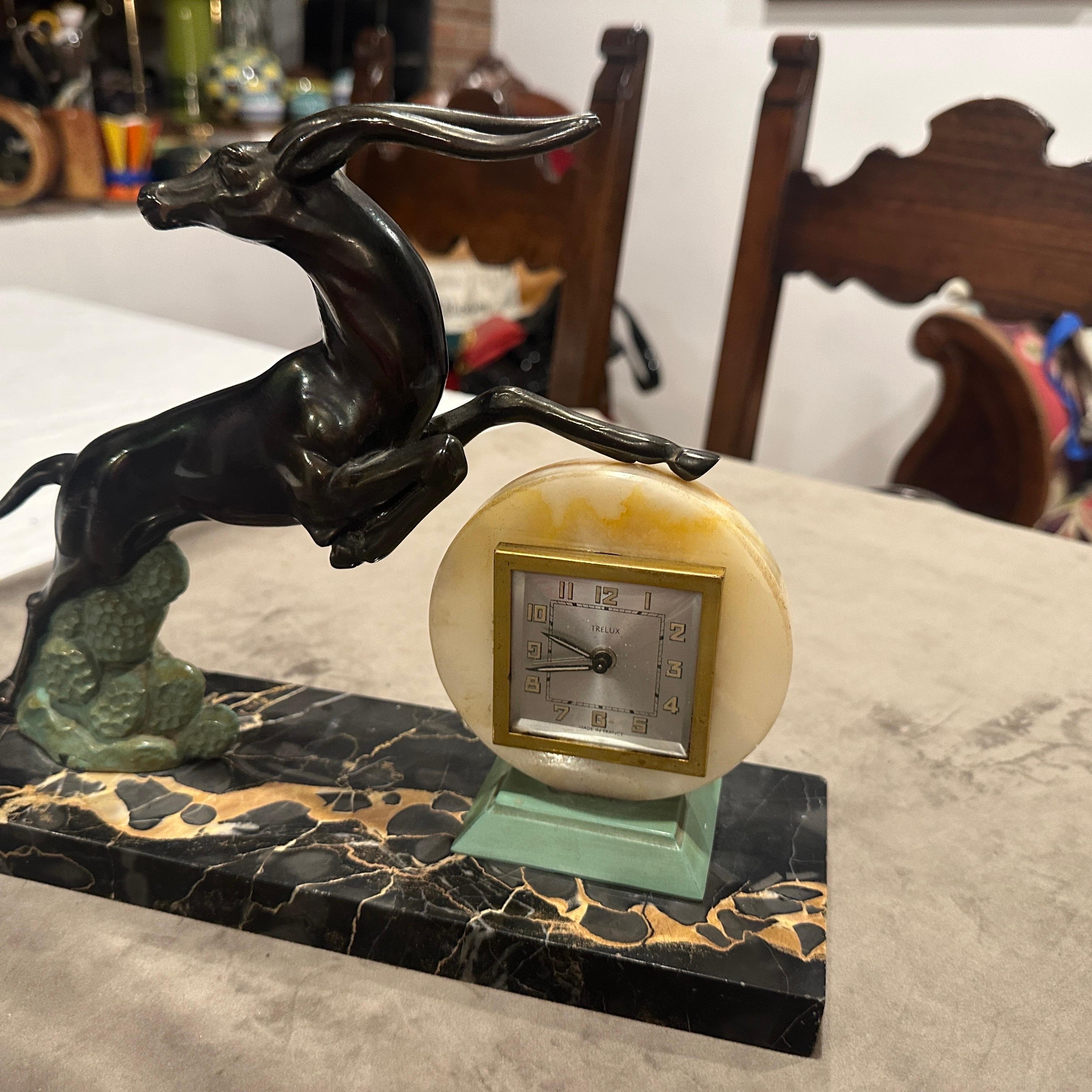 1930s  Reloj de sobremesa francés Art Déco Portoro de mármol y metal en venta 2