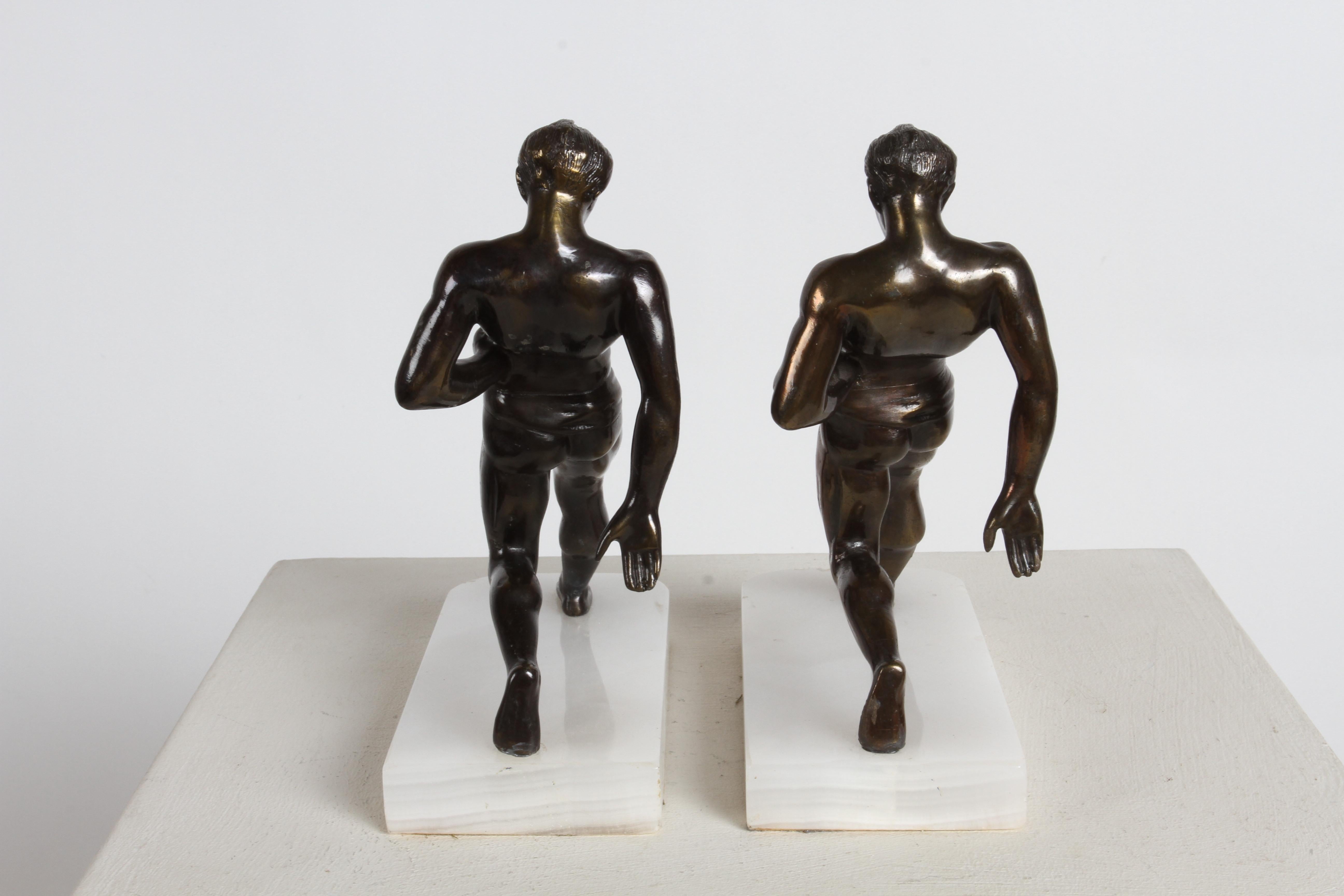 1930er Jahre Art Deco R. Vramant Muscular Semi Nude männlicher Läufer Bronzefarbene Buchstützen im Angebot 2