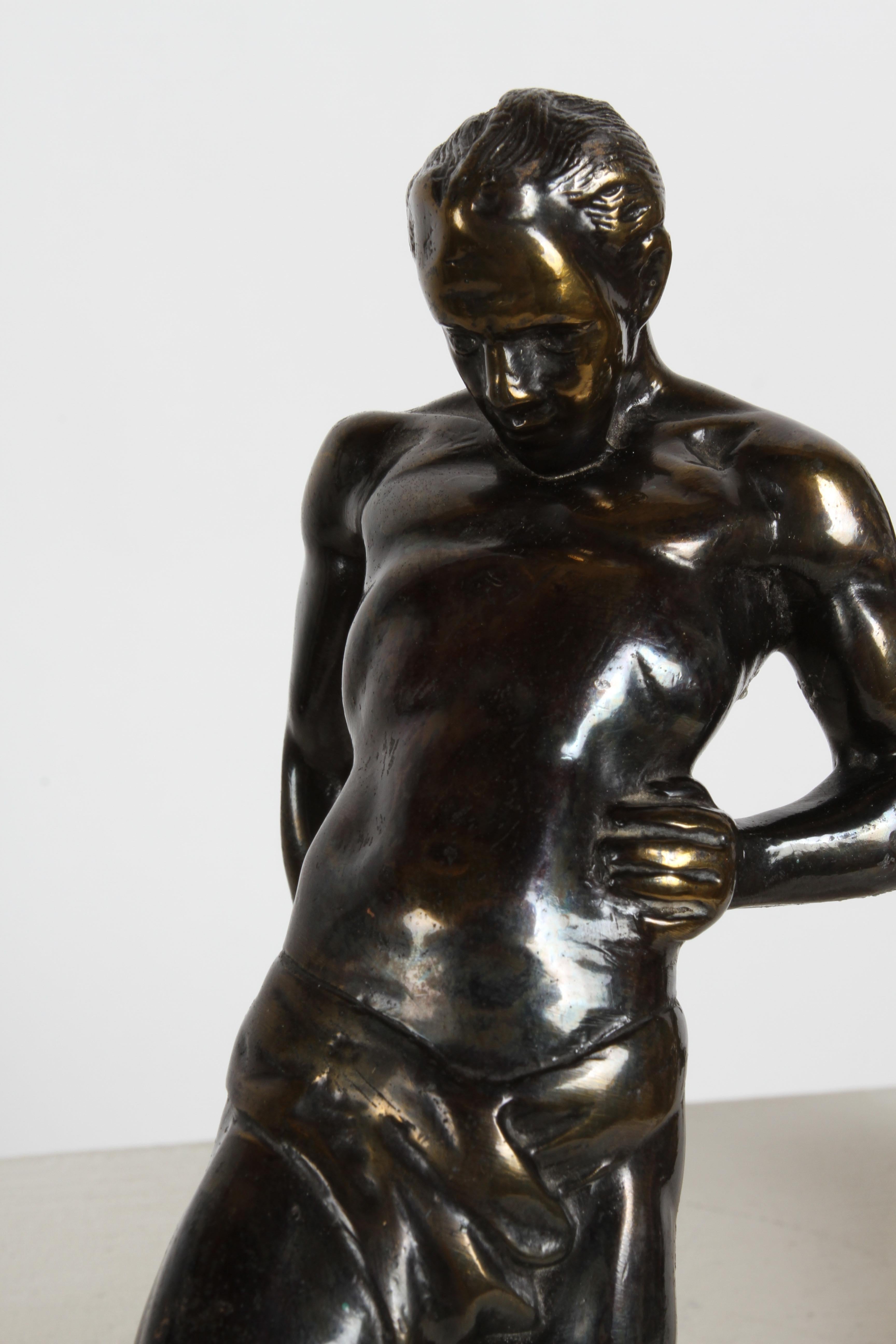 1930er Jahre Art Deco R. Vramant Muscular Semi Nude männlicher Läufer Bronzefarbene Buchstützen im Angebot 3
