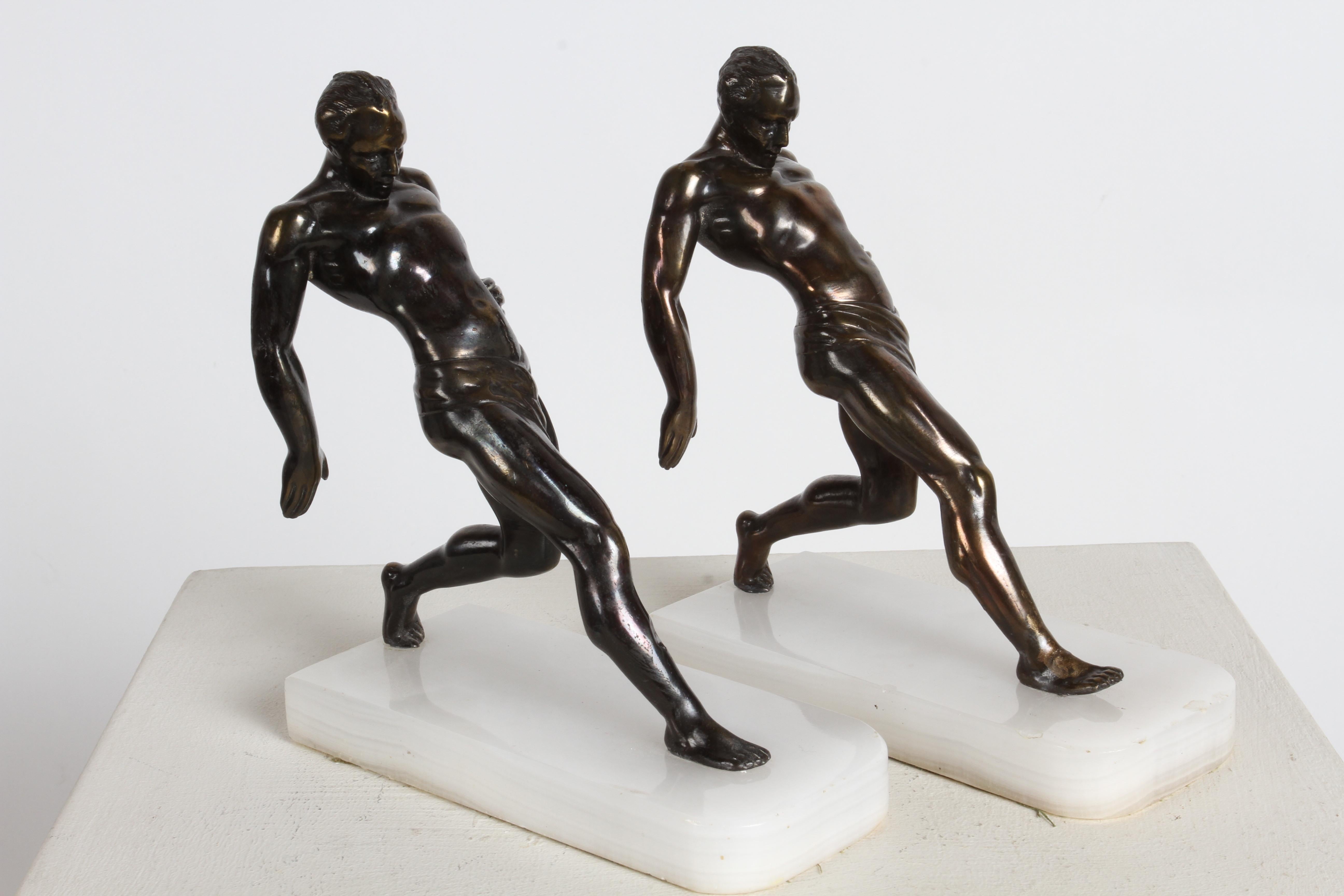 1930er Jahre Art Deco R. Vramant Muscular Semi Nude männlicher Läufer Bronzefarbene Buchstützen im Angebot 4