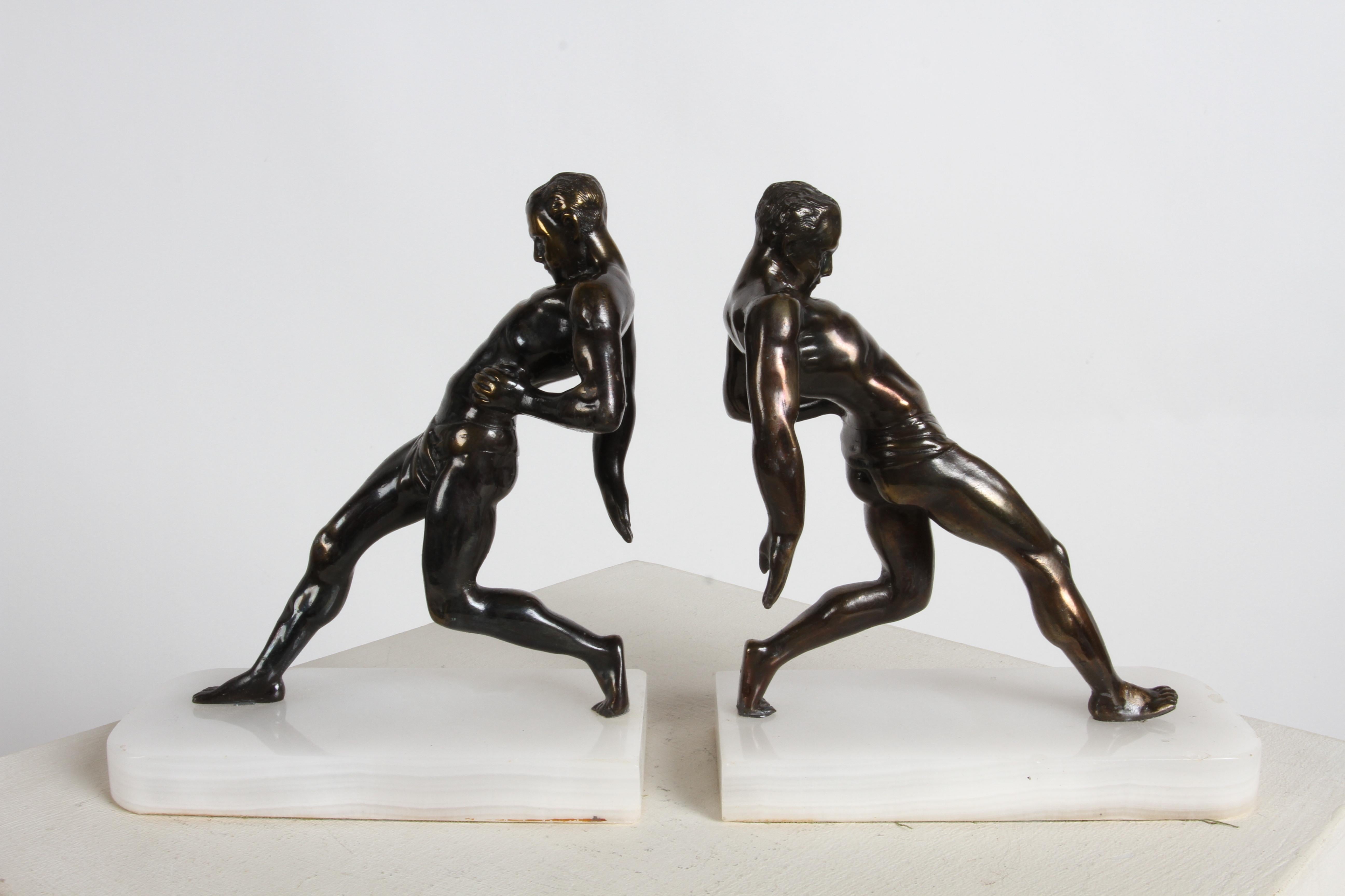 1930er Jahre Art Deco R. Vramant Muscular Semi Nude männlicher Läufer Bronzefarbene Buchstützen im Angebot 5