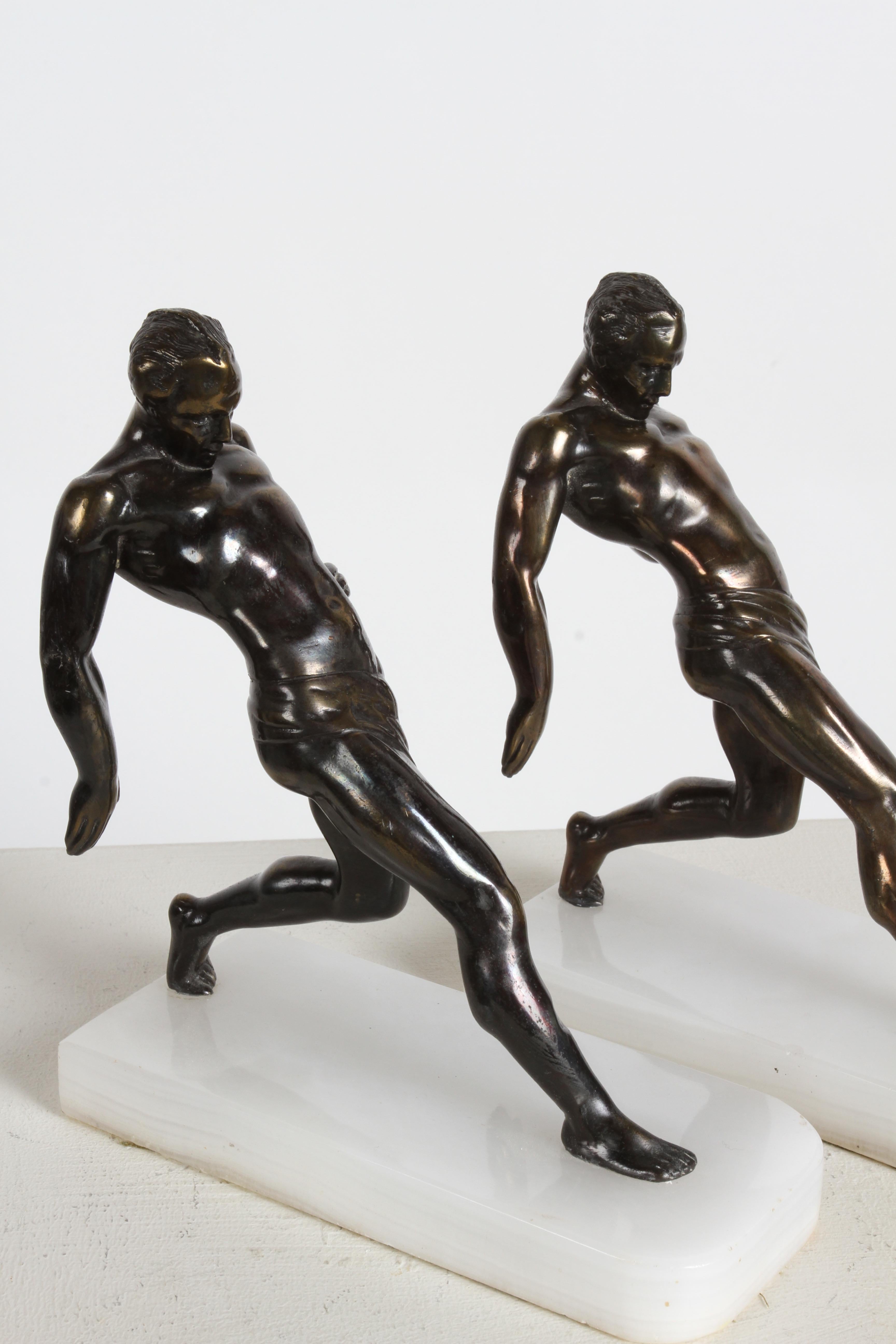 1930er Jahre Art Deco R. Vramant Muscular Semi Nude männlicher Läufer Bronzefarbene Buchstützen im Angebot 6