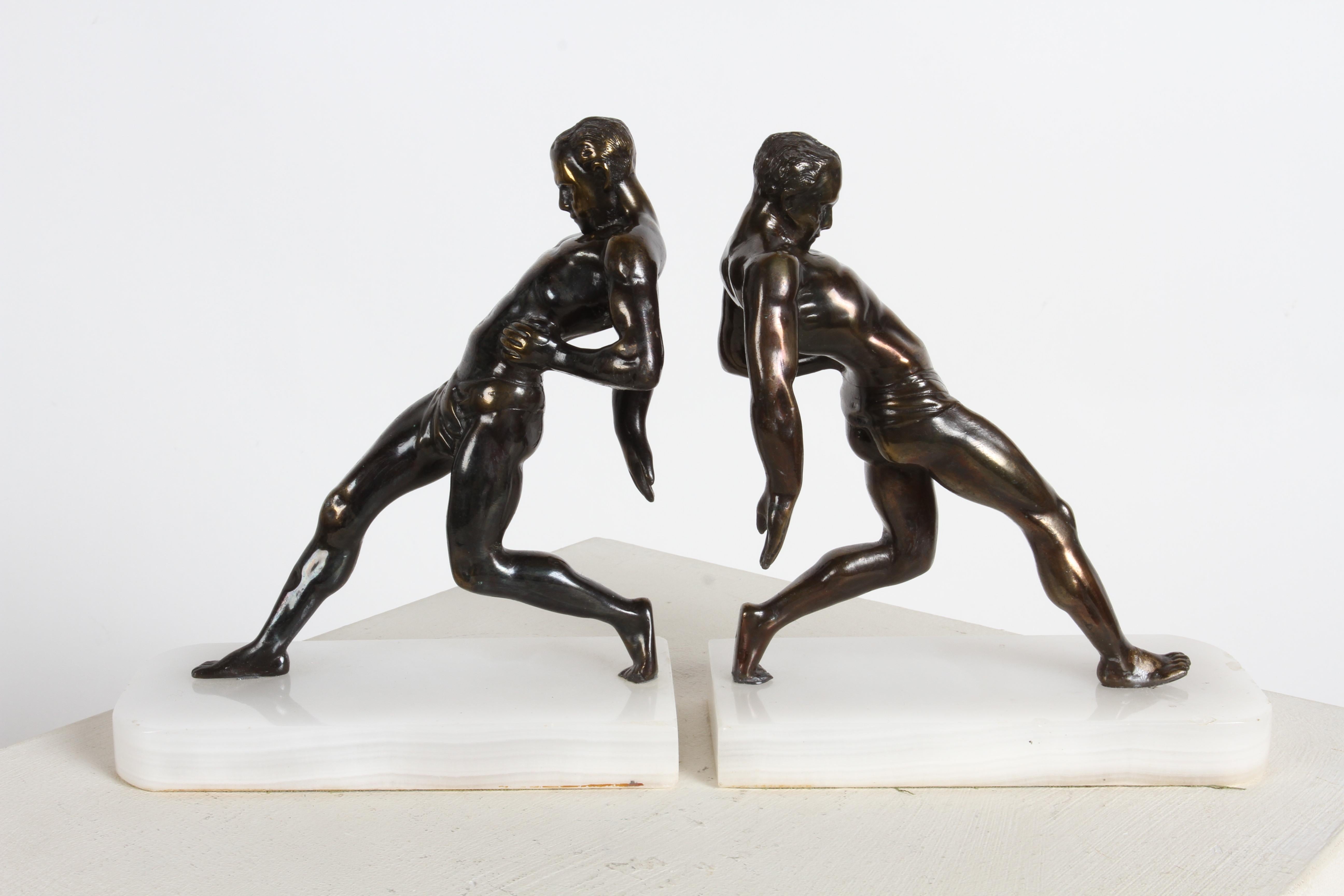 1930er Jahre Art Deco R. Vramant Muscular Semi Nude männlicher Läufer Bronzefarbene Buchstützen im Angebot 8