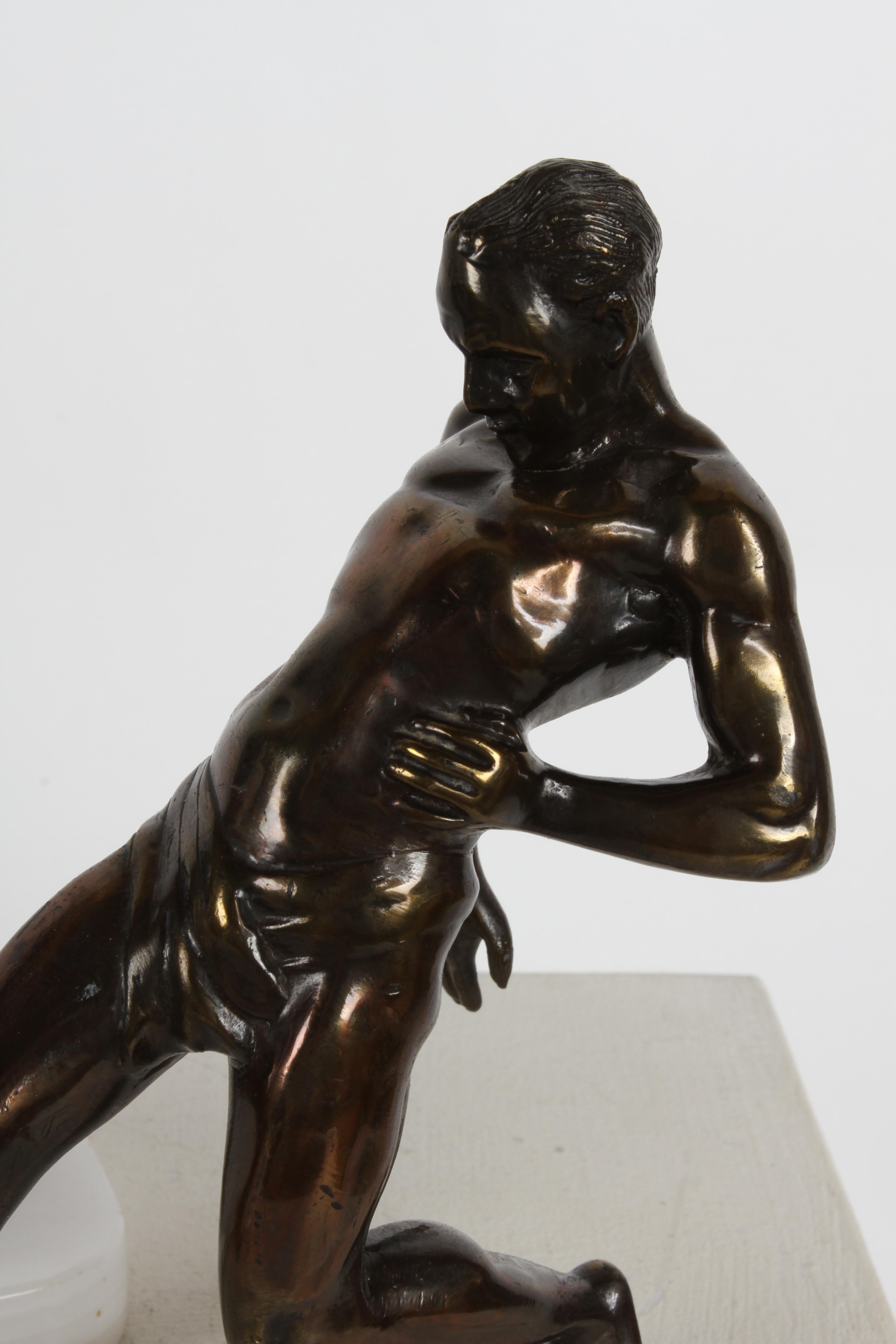 1930er Jahre Art Deco R. Vramant Muscular Semi Nude männlicher Läufer Bronzefarbene Buchstützen im Angebot 10