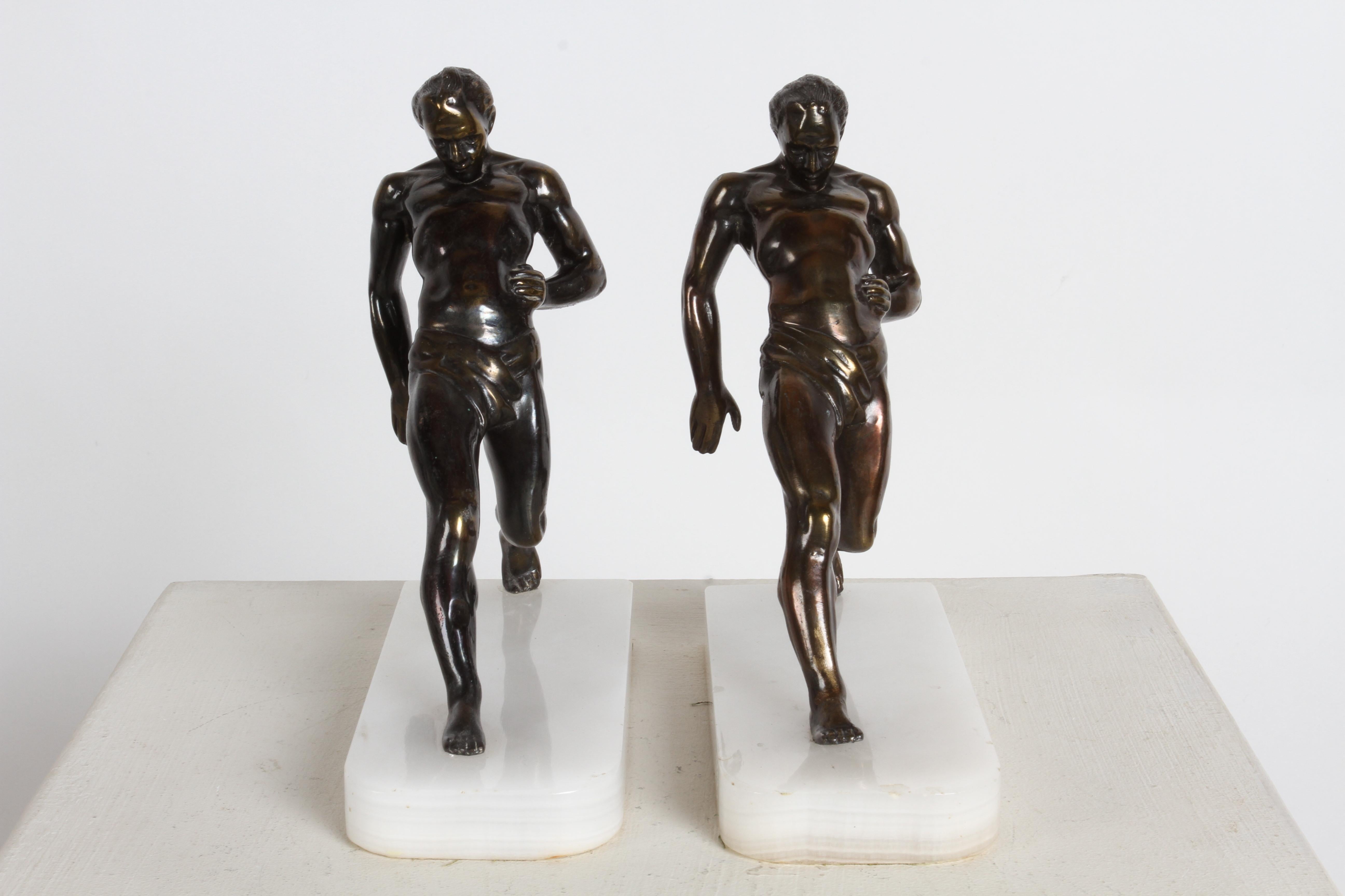 1930er Jahre Art Deco R. Vramant Muscular Semi Nude männlicher Läufer Bronzefarbene Buchstützen (Art déco) im Angebot