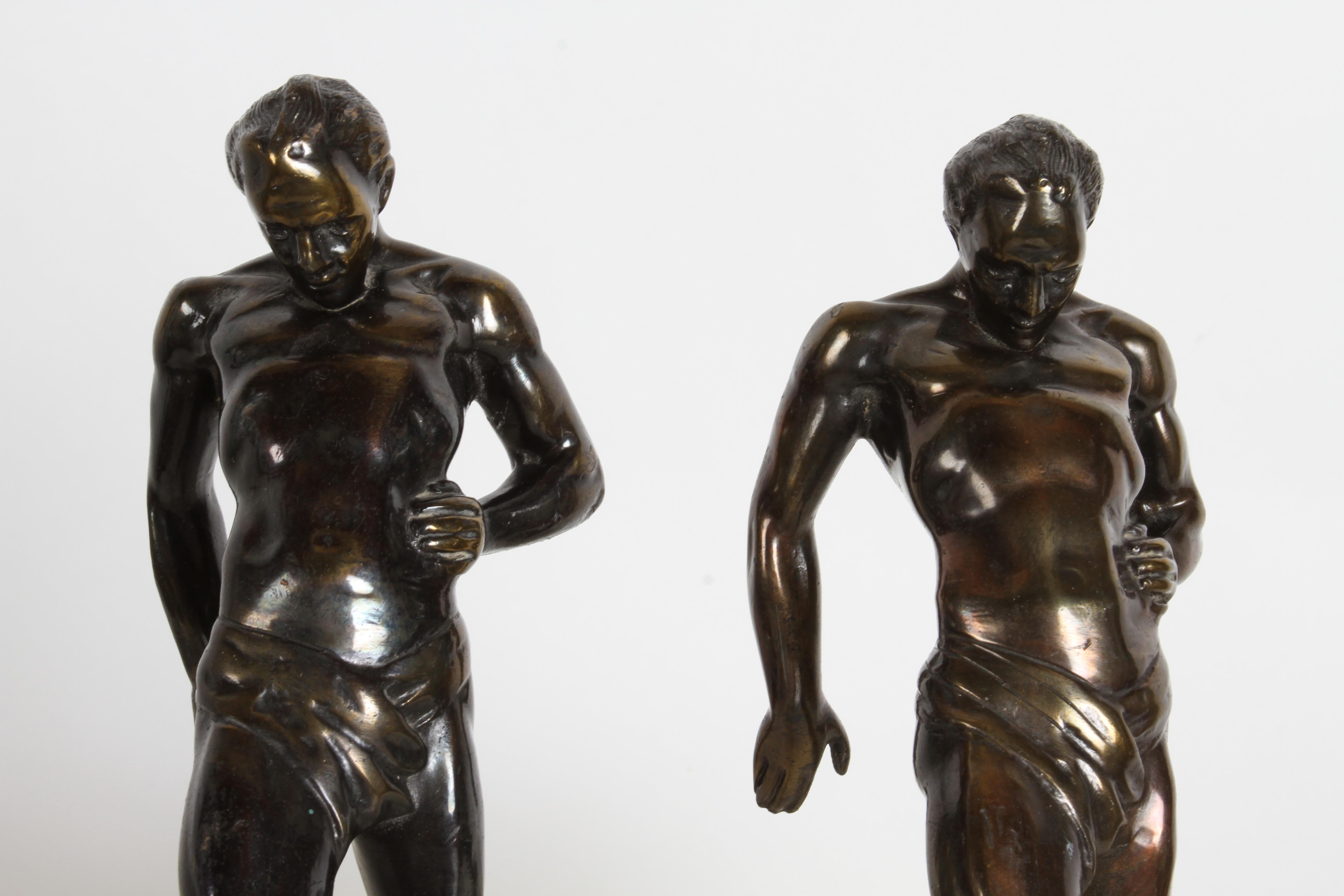1930er Jahre Art Deco R. Vramant Muscular Semi Nude männlicher Läufer Bronzefarbene Buchstützen (Französisch) im Angebot