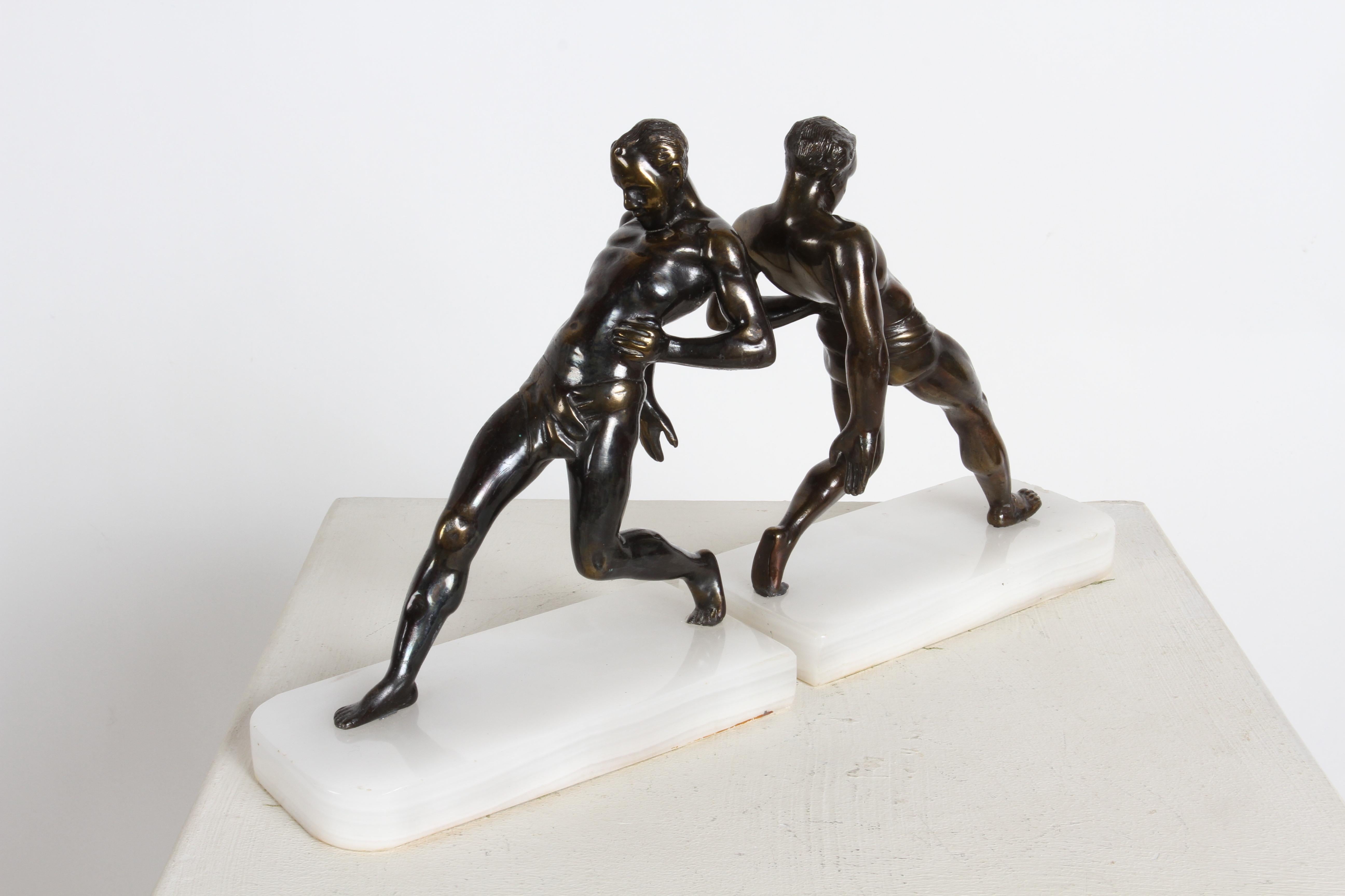 1930er Jahre Art Deco R. Vramant Muscular Semi Nude männlicher Läufer Bronzefarbene Buchstützen (Bronziert) im Angebot