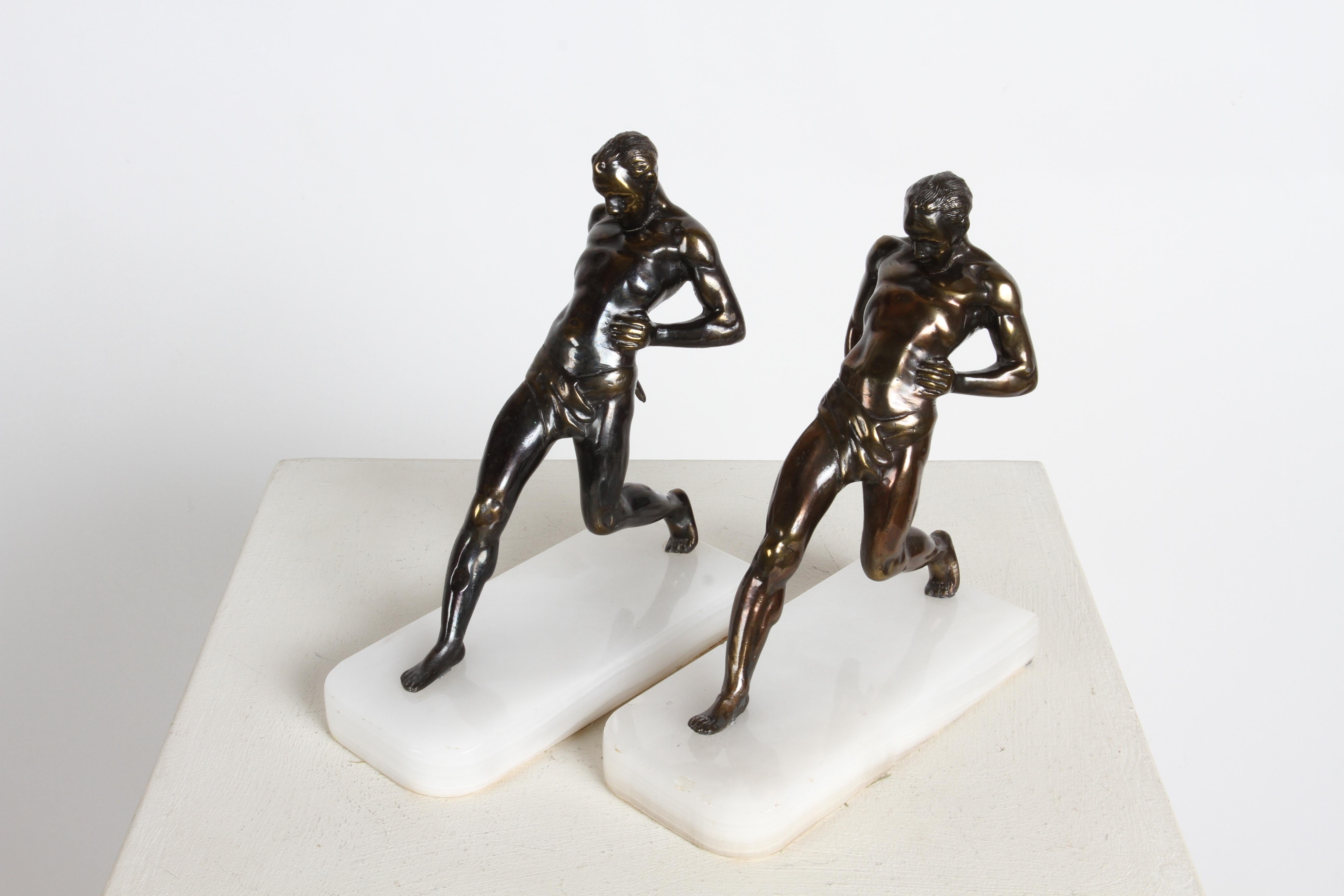 1930er Jahre Art Deco R. Vramant Muscular Semi Nude männlicher Läufer Bronzefarbene Buchstützen im Zustand „Gut“ im Angebot in St. Louis, MO