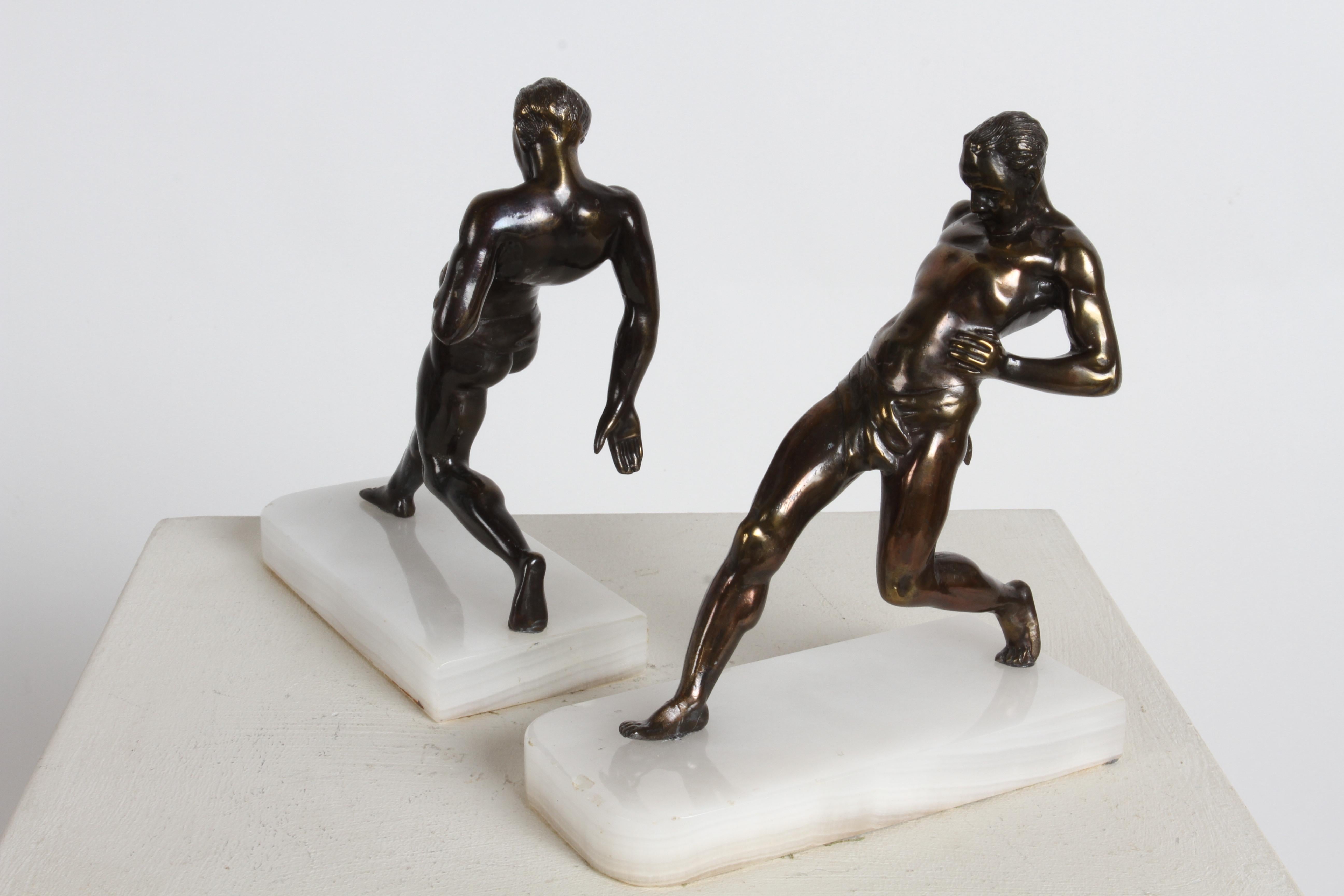 1930er Jahre Art Deco R. Vramant Muscular Semi Nude männlicher Läufer Bronzefarbene Buchstützen (Zink) im Angebot