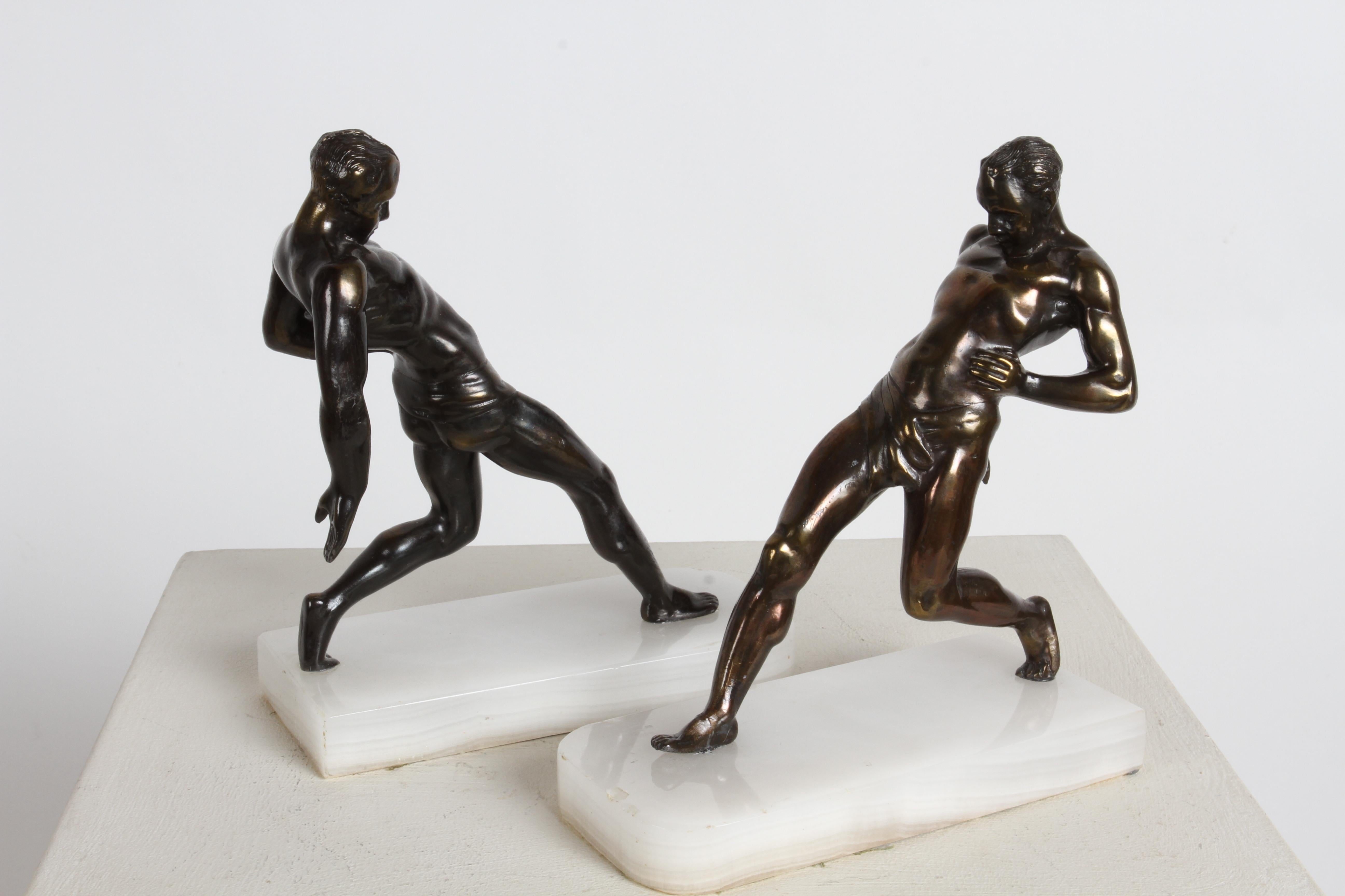 1930er Jahre Art Deco R. Vramant Muscular Semi Nude männlicher Läufer Bronzefarbene Buchstützen im Angebot 1