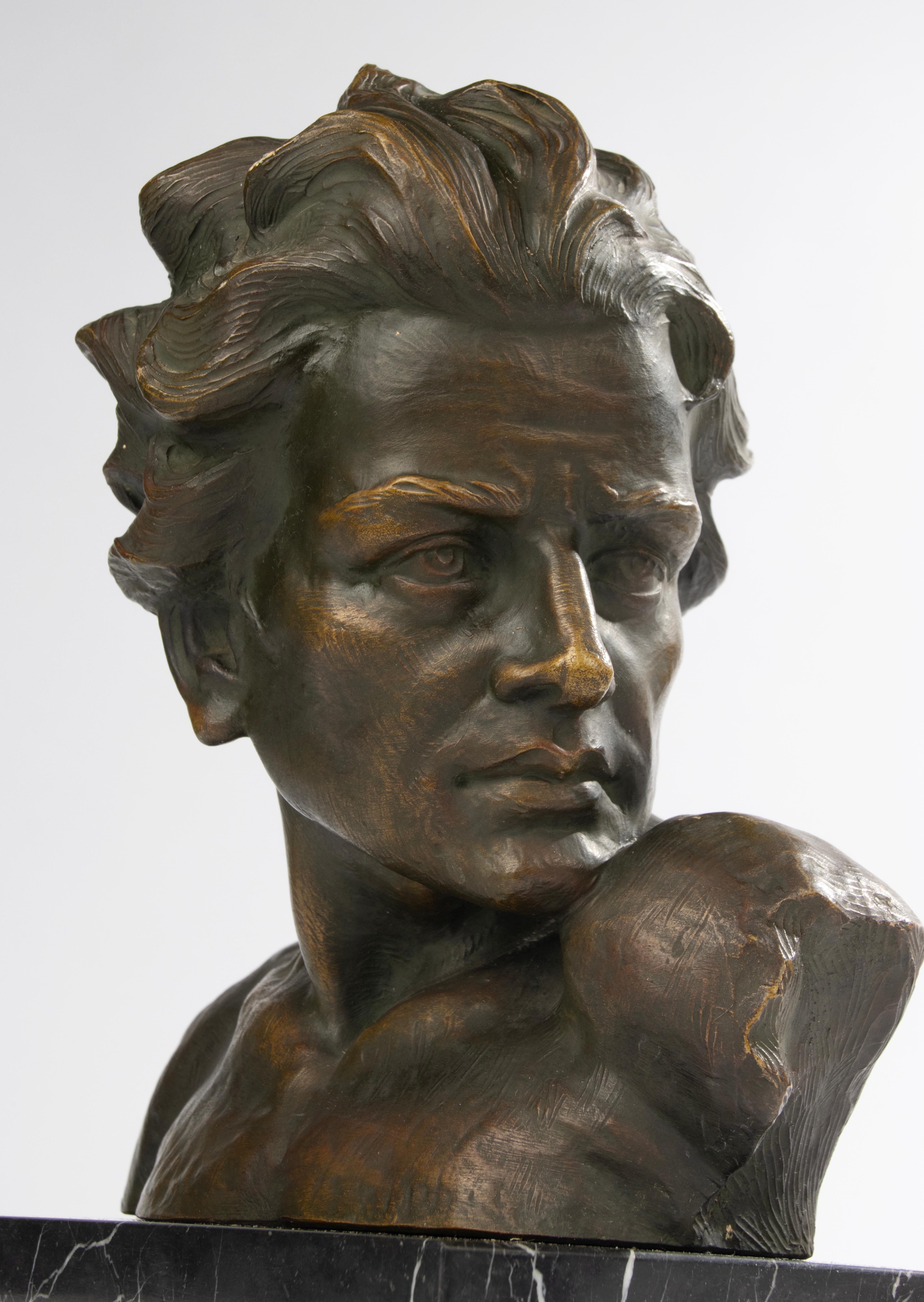 Escultura Art Decó de 1930 - Patinado verde y dorado - Busto Joven por Dommisse 3