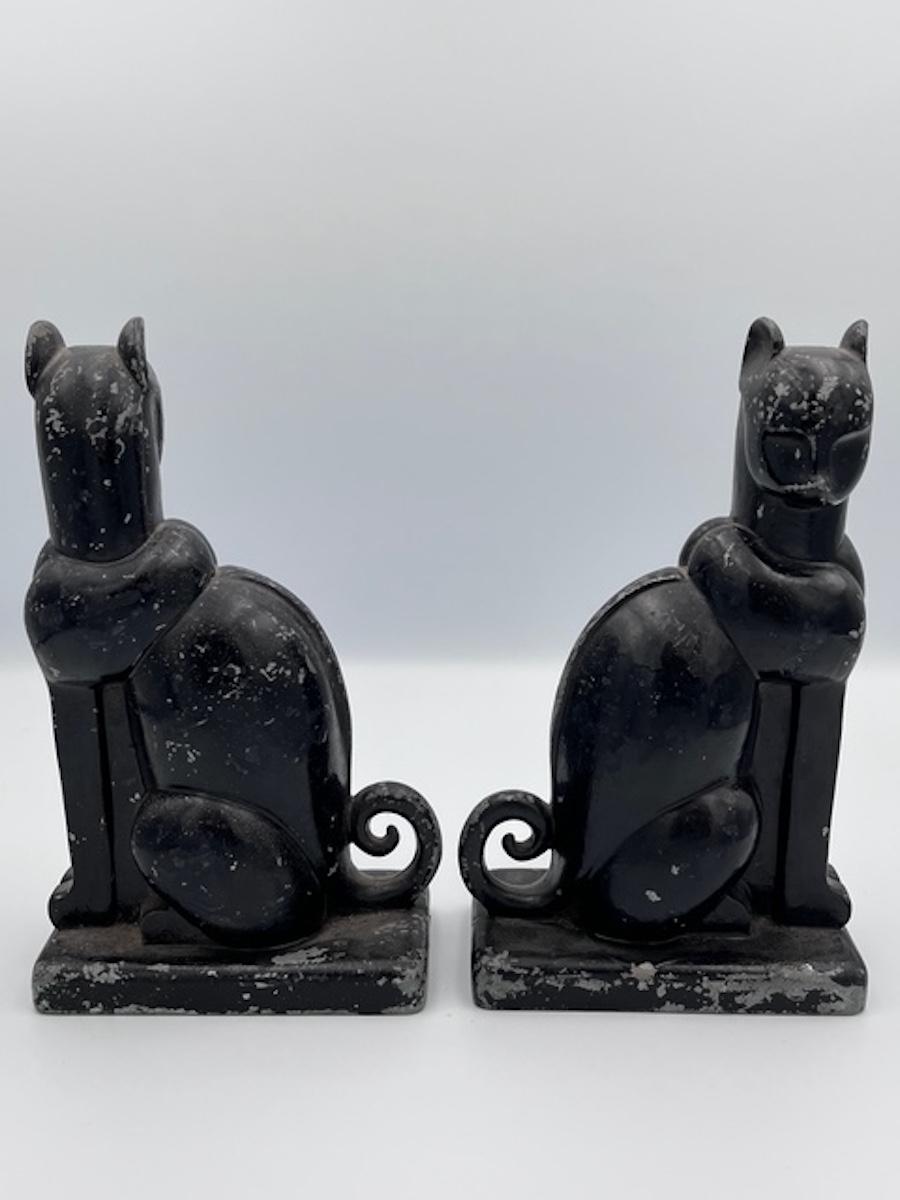 1930's Art Deco Sitzende Katze Buchstützen (Gemalt) im Angebot