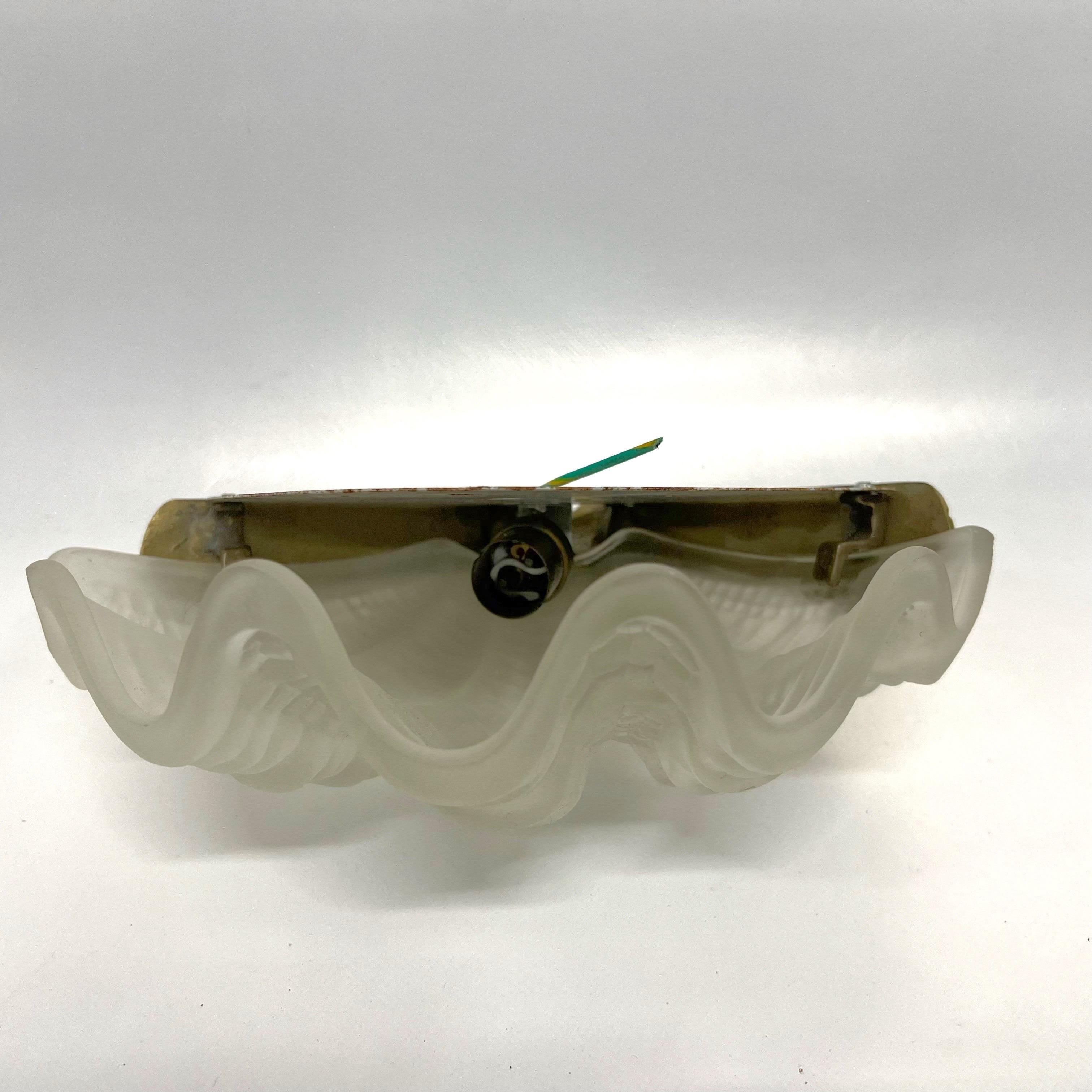 1930s Art Deco Shell Wall Light In Good Condition In Charleston, SC