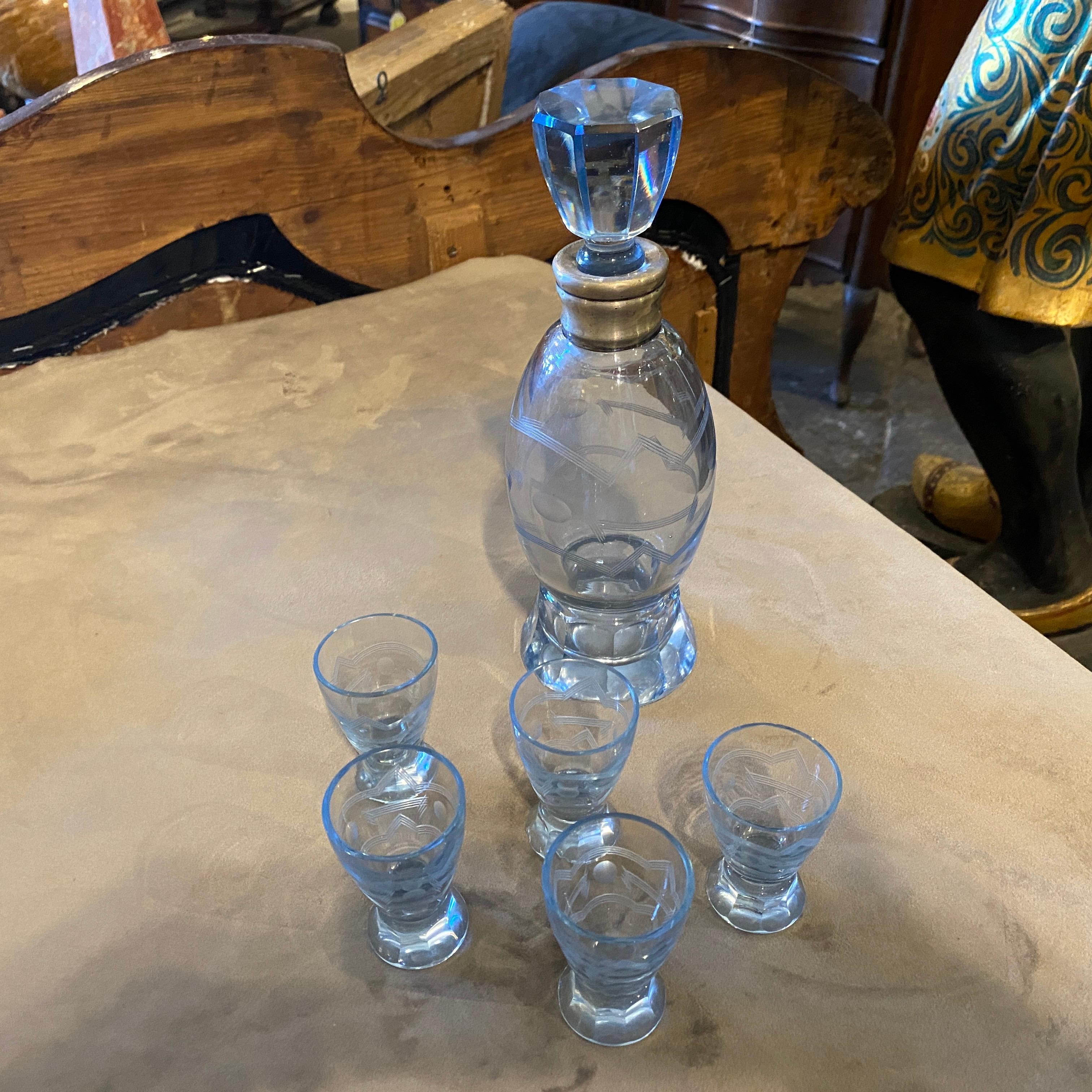 Un service à liqueur de 6 pièces fabriqué en Italie dans les années 30, il est composé d'une bouteille en argent et en verre et de cinq verres, tous en parfait état. 