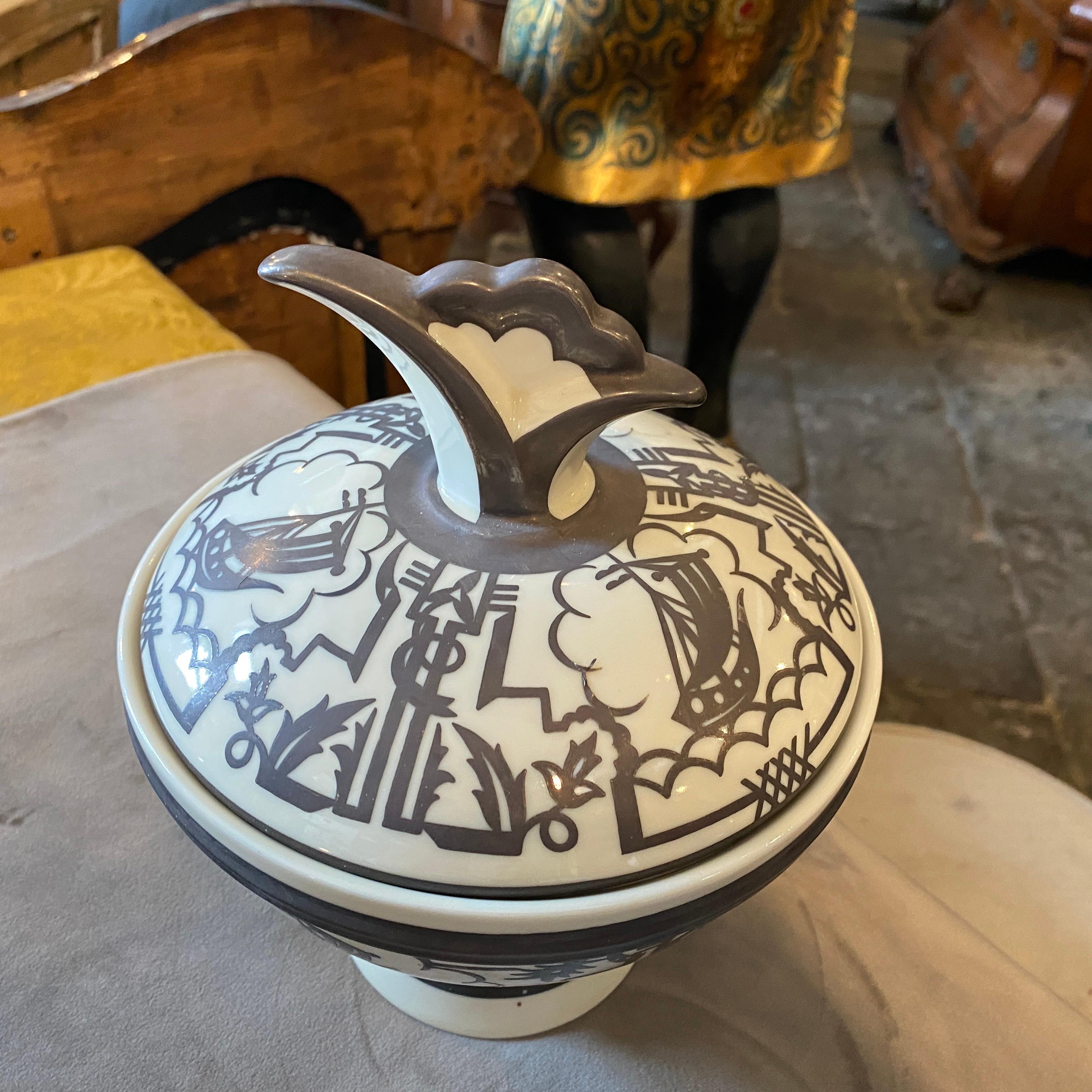 Une élégante boîte en porcelaine Art Déco en très bon état. Il a été fabriqué dans les années 30 par Pirkenhammer.