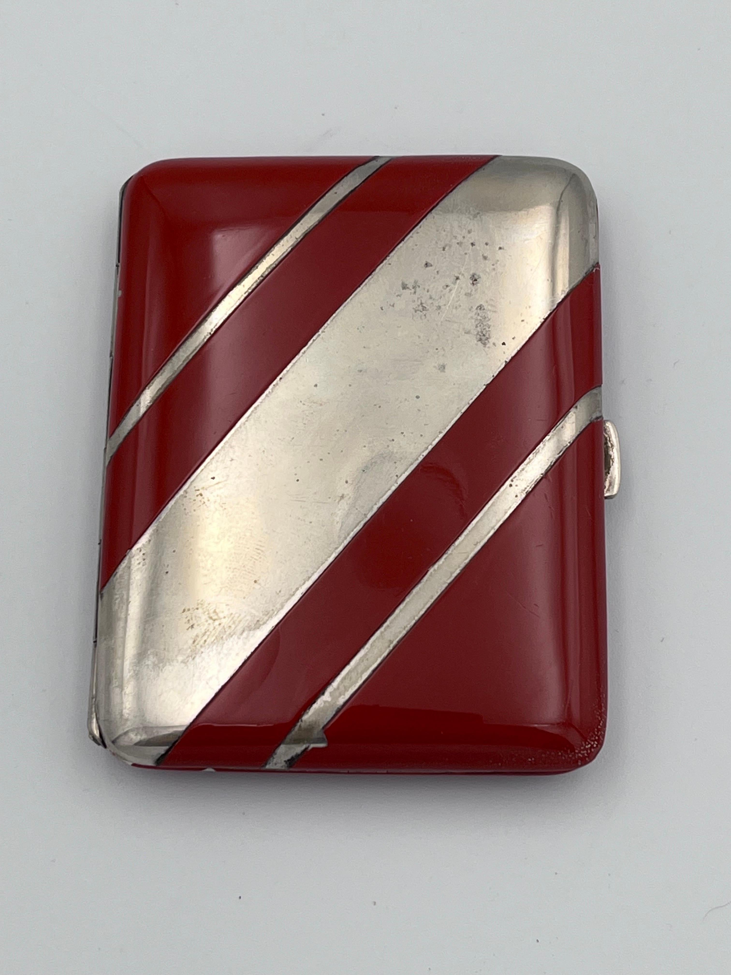 1930s Art Deco Silver-Plated and Burgundy Red Enamel Cigarette Case

This striking 1930s Art Deco cigarette case features a bold and elegant design of diagonal silver-plated bands set against a field of rich burgundy red enamel, also known as Indian