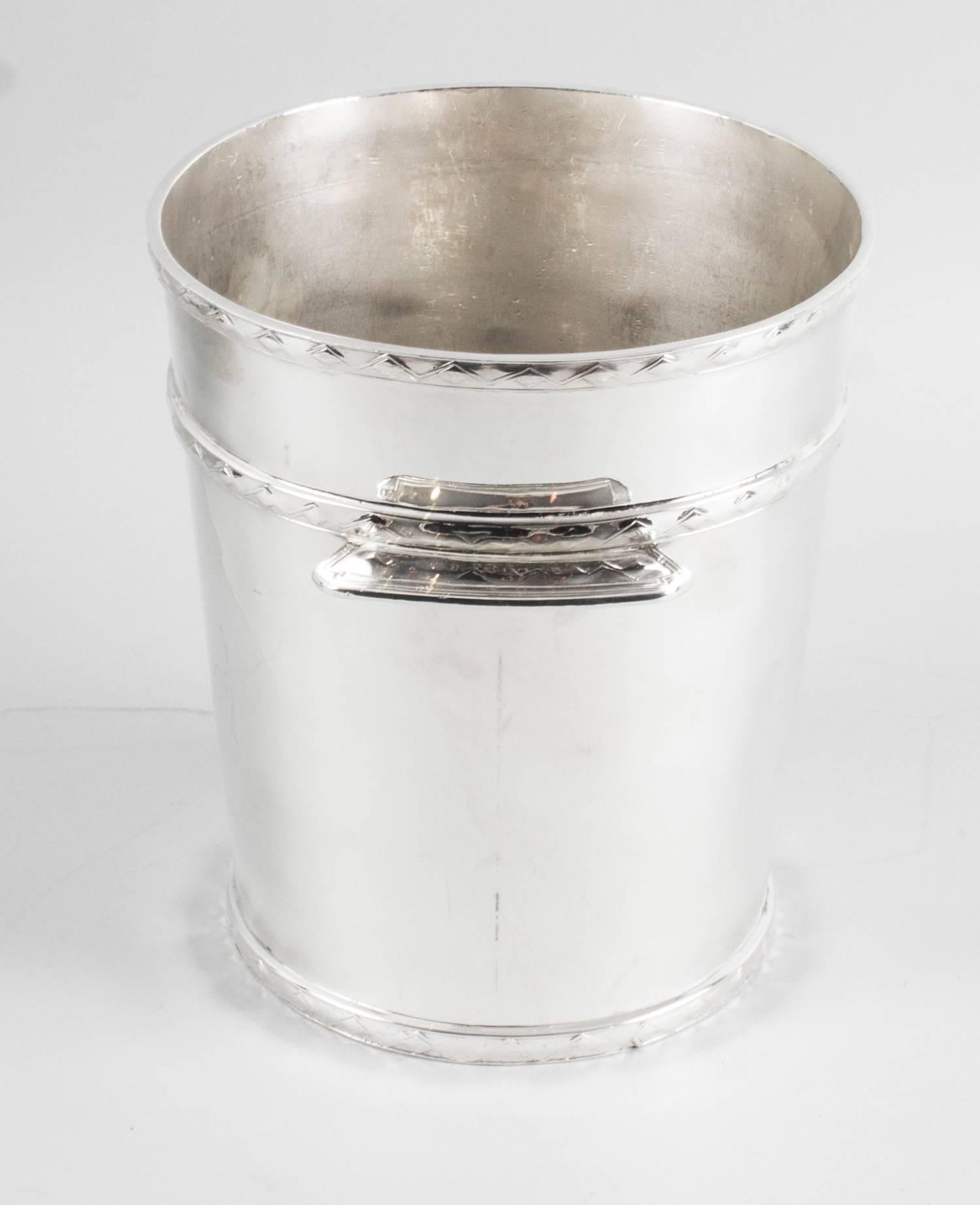 This is wonderful antique English Art Deco silver plated champagne bucket, circa 1930 in date.

It bears the makers mark of Gladwin Ltd, Sheffield.

There is no mistaking its unique quality and design, which is sure to make it a treasured piece