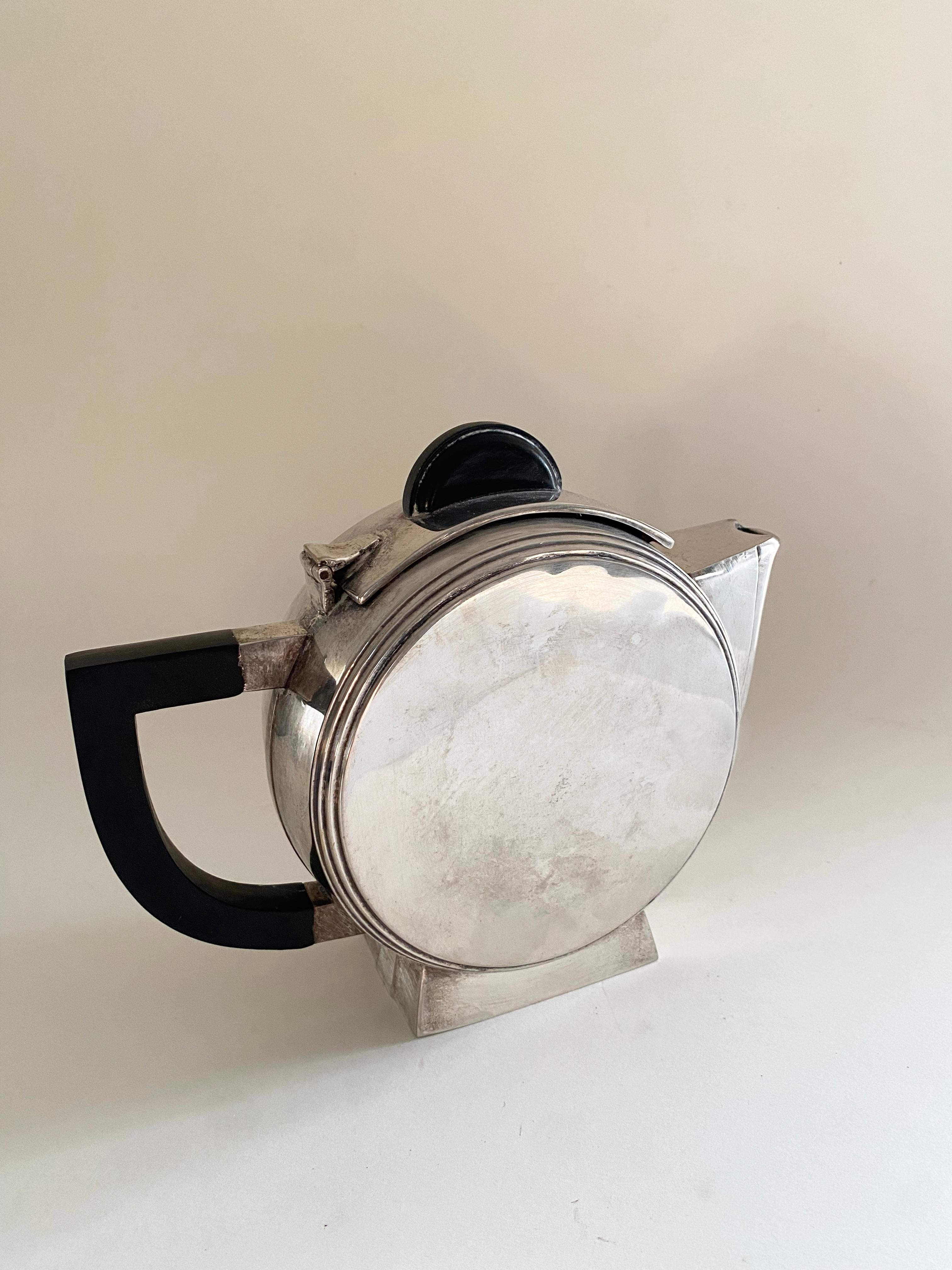 1930s Art Deco Silverplated Tea Pot by HG Murphy In Good Condition For Sale In San Gabriel, CA