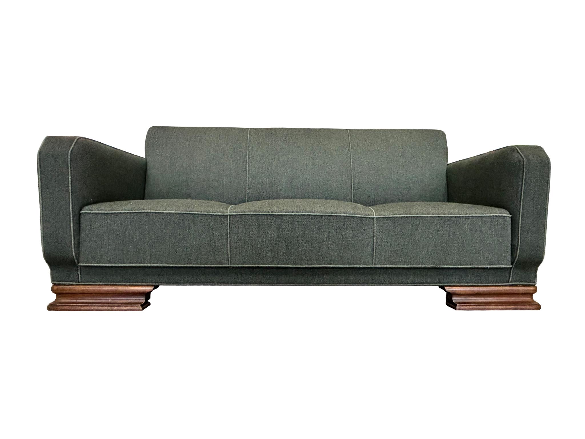 Canapé Art déco des années 1930, d'une facture exquise. Le tissu tissé, dans une teinte vert foncé, est la tapisserie d'origine. Des lignes épurées et des formes pleines et arrondies caractérisent le design du canapé. Les pieds avant sont larges et